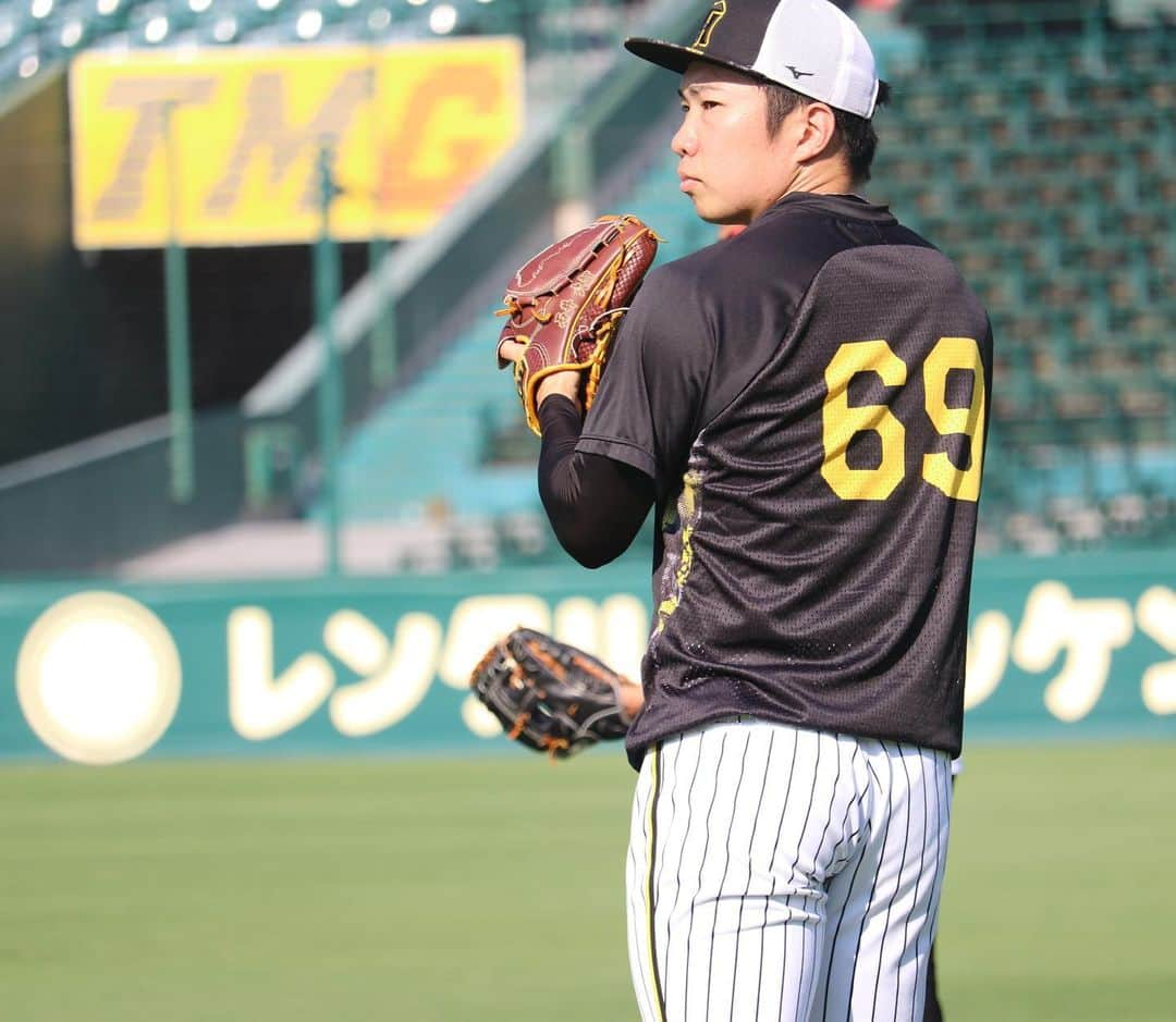 阪神タイガースさんのインスタグラム写真 - (阪神タイガースInstagram)「9月27日中日戦の試合前練習の様子です！ #榮枝裕貴 選手 #原口文仁 選手 #佐藤輝明 選手 #ヨハンミエセス 選手 #森下翔太 選手 #岩崎優 選手 #石井大智 選手 #及川雅貴 選手 #岩貞祐太 選手 #桐敷拓馬 選手 #近本光司 選手 #阪神タイガース #JERAセリーグ #ARE」9月27日 16時32分 - hanshintigers_official