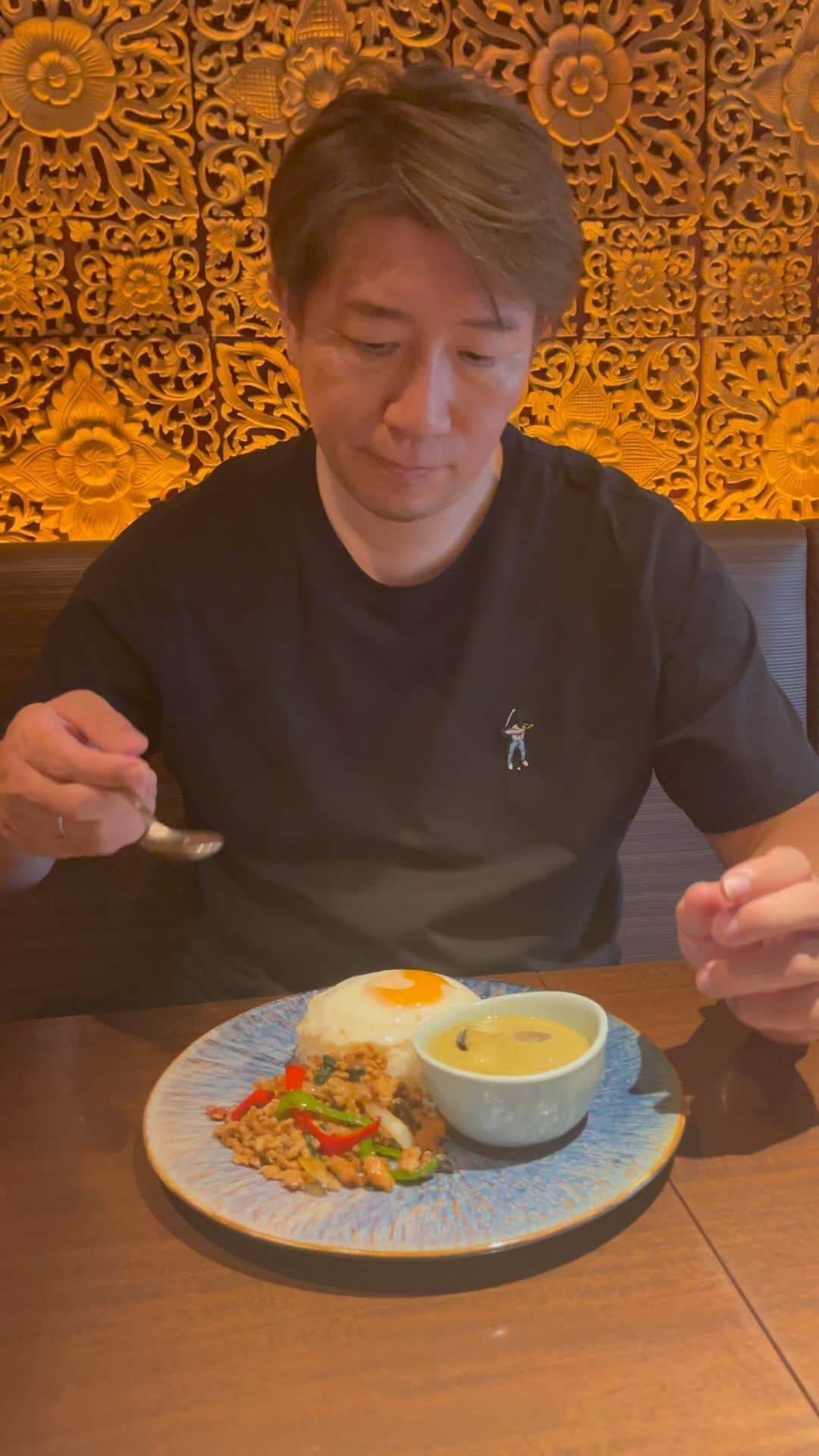 多村仁志のインスタグラム：「#おじさんが食べてるだけの動画 #紹介して頂いた #asianfood #🇹🇭 #restaurant #Lunch #greencurry #ผัดกะเพรา #wow #👏👏👏 #おいしかった  T-shirt : @eastsidegolfjapan @eastsidegolf」
