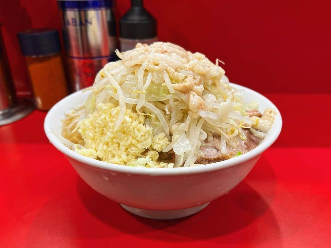 SUSURUさんのインスタグラム写真 - (SUSURUInstagram)「初訪問。 ラーメン二郎 生田駅前店へ。 日曜夜の部開始10分前接続でセカンドロット入店。意外に並び緩めでした。 キリリとエッジの立った非乳化スープに、クニとした食感の麺、神ウメエ！ うますぎて、いくた心地がしなかった。生田だけに。 #susuru_tv #ラーメン二郎生田駅前店 #生田 #東京 #小ラーメンニンニクアブラ #超うまい  #ラーメン #らーめん #ramen #ラーメン部 #ramennoodles #毎日ラーメン生活 #麺スタグラム #japaneseramen #japanramen #foodstagram #foodie #noodles #instanoodle #instaramen #instafood #東京ラーメン #ラーメン二郎 #二郎」9月27日 16時24分 - susuru_tv