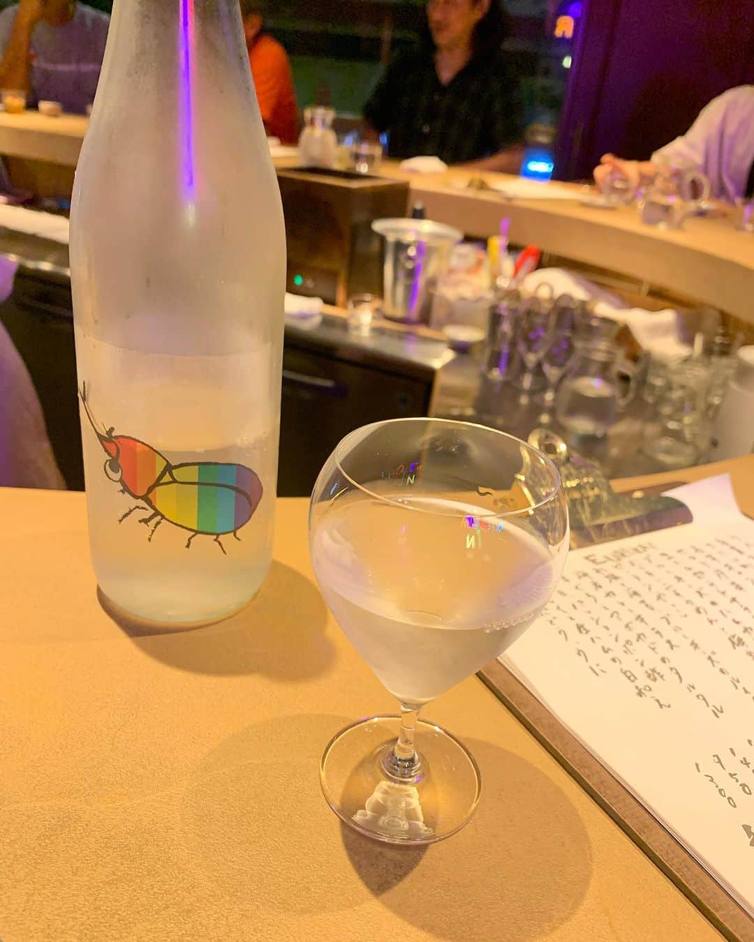 花田美恵子さんのインスタグラム写真 - (花田美恵子Instagram)「初めての 『立ち飲み屋』さん🍶  日本酒も 立ち飲みも 普段なら あんまり選ばないチョイス...  やや緊張してお店に着いたら  ちゃんと座れるお席を予約しておいてくれました😊  稀少な日本酒がセラーにいっぱい並んでいて わぁ、困った💦 と思ったのですが  気になるお料理と相性の良い一本を教えていただけるので 日本酒に詳しくなくても 楽しい時間を過ごせました♪  そして 日本酒のこと もっと知りたくなりました✨  最近は 緊張するのが嫌だとか 失敗を恐れて  新しいお店や、 新しいお友達、 新しい環境から 年々遠ざかってましたが  勇気を出して 一歩踏み出すと 新しい世界が広がるかも って思いました😊  #tokyolifestyle #nightout #japanesefood #sake #pairing #hotspot #onceinalifetime #strawberrymeeting  #日本酒 #立ち飲み #日本酒ペアリング #ストロベリーミーティング #一期一会」9月27日 16時24分 - hawaiimieko