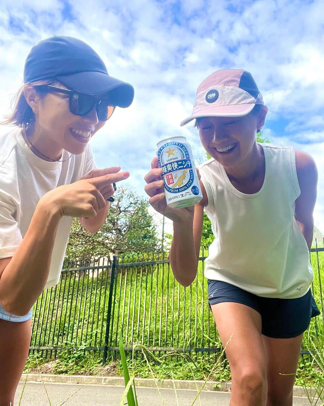 福島和可菜さんのインスタグラム写真 - (福島和可菜Instagram)「今朝も織田フィールドへGO😁  半日振りのトラックは、かなり空いていた🏃‍♂️🏃‍♀️  って昨日の夜はビックリするほど賑わっておりました😳‼️  だいぶ涼しく走りやすくなって来たので、  平日トラック練再開😆  今日は、  200×2 400 1000  めちゃくちゃ疲れたよー😂😂😂  少しずつ、走力を取り戻して行きたいな😁  10月からはTATTAを使ってのオクトーバーランも始まるので、  楽しみながら走って行きたいと思います🙌  SUIちゃんに、先日は新潟のお土産のビールをいただき、  新幹線では、ZENBをいただいた🤲  いつもありがとーう✨✨✨  30日は、  吉田香織ちゃんとも上尾の大会に行きますので、  よろしくお願いしまーす🥰🥰🥰  #織田フィールド #トラック #朝練 #ありがとう #オクトーバーラン #よろしくお願いします #Love #running #🍺 #✨ #❤️ #👟 #🏃‍♂️ #🏃‍♀️ #🥰」9月27日 16時25分 - fukushimawakana