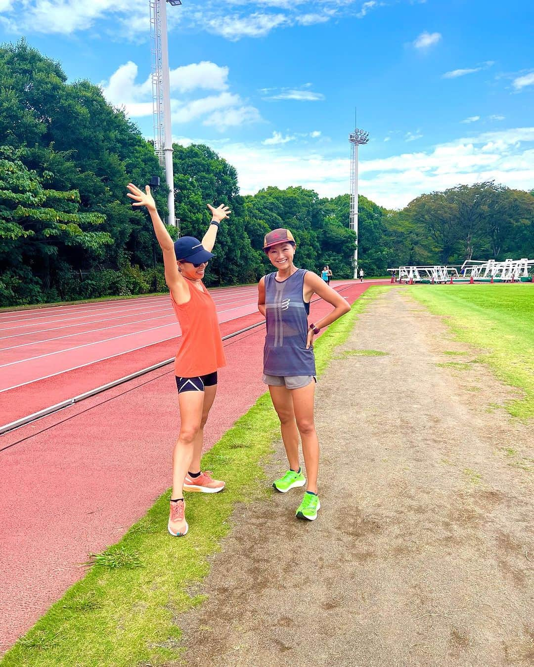 福島和可菜さんのインスタグラム写真 - (福島和可菜Instagram)「今朝も織田フィールドへGO😁  半日振りのトラックは、かなり空いていた🏃‍♂️🏃‍♀️  って昨日の夜はビックリするほど賑わっておりました😳‼️  だいぶ涼しく走りやすくなって来たので、  平日トラック練再開😆  今日は、  200×2 400 1000  めちゃくちゃ疲れたよー😂😂😂  少しずつ、走力を取り戻して行きたいな😁  10月からはTATTAを使ってのオクトーバーランも始まるので、  楽しみながら走って行きたいと思います🙌  SUIちゃんに、先日は新潟のお土産のビールをいただき、  新幹線では、ZENBをいただいた🤲  いつもありがとーう✨✨✨  30日は、  吉田香織ちゃんとも上尾の大会に行きますので、  よろしくお願いしまーす🥰🥰🥰  #織田フィールド #トラック #朝練 #ありがとう #オクトーバーラン #よろしくお願いします #Love #running #🍺 #✨ #❤️ #👟 #🏃‍♂️ #🏃‍♀️ #🥰」9月27日 16時25分 - fukushimawakana