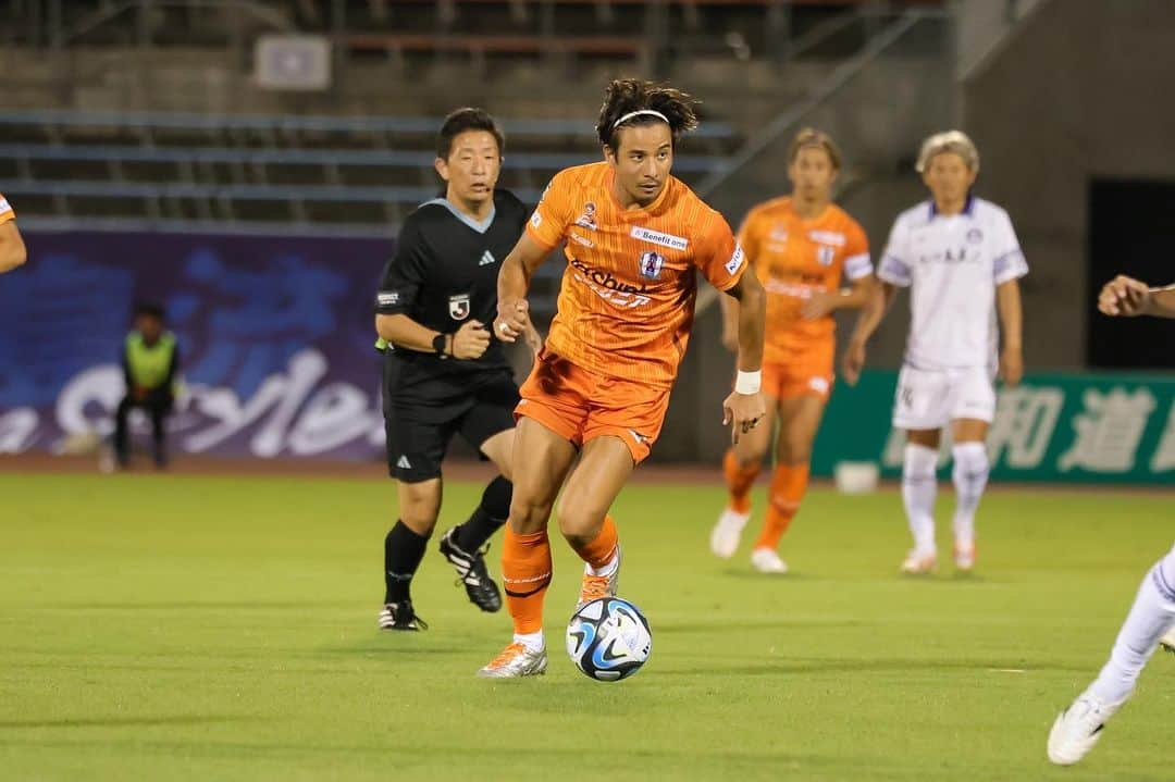 松田力のインスタグラム：「残り10試合悔いのないように。  みんなで上がろう。  #ehimefc  #愛媛fc  #jleague  #松田力  #indonesia  #🇮🇩 #🇯🇵」