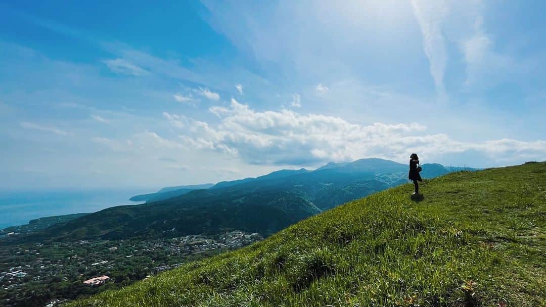 さんのインスタグラム写真 - (Instagram)「観光地って1回行けばもういいかな〜って思うんだけど、大室山は何回行っても感動する。  #伊東市 #伊東の暮らし #伊東のいいとこ #わたしといとうと #大室山 #ito #izu #oomuroyama #japanview」9月27日 7時38分 - fujimoriai