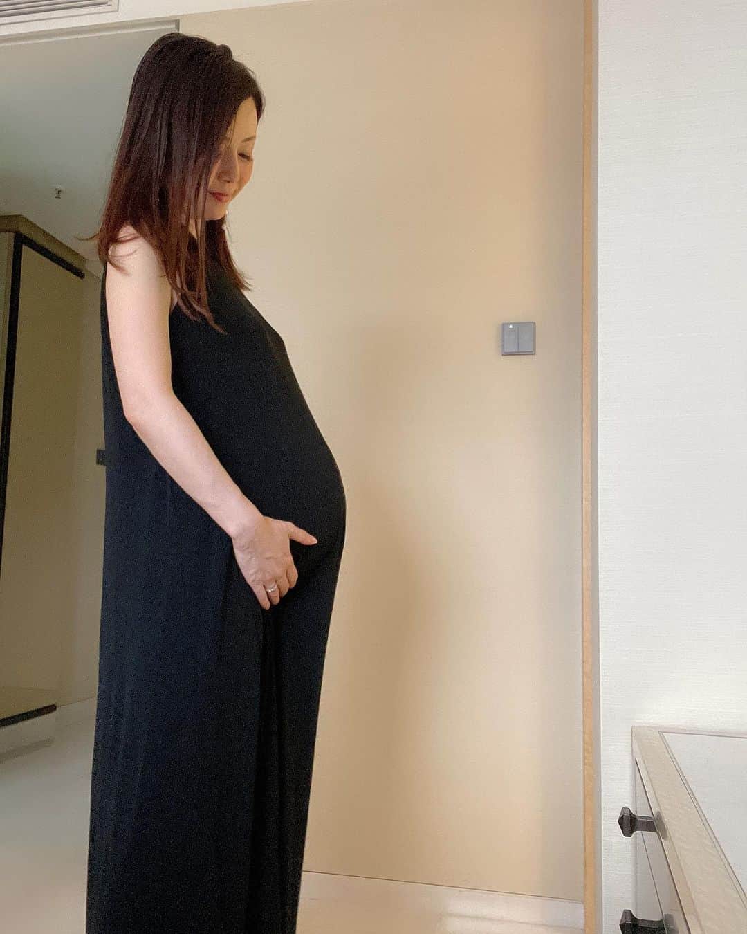宮崎宣子さんのインスタグラム写真 - (宮崎宣子Instagram)「残りわずかの妊婦生活だと思うと、 色々と質問を頂いてたのにお返事できてなかったので、少しだけ個人的な経験談になりますが😊🙏  体重はかなり増えたけど、 男の子の傾向？なのか、 顔や上半身にはあまり付かず、 とにかくお腹周りから太ももにかけてがすごい付きました。  お腹が前に出るというのは本当で、 私の場合はサラシを巻いて出かけることが多かったです。  ベルトよりも、装着面が広く、加減の調節もその日の体調によって変えられるので一部がキツく感じることもなく、身体にホールドされる感じで楽でした。  食べ物も食べたい！って思うものを何でも食べたいだけ食べて、特に体重が増えても先生に注意されることもなく、寧ろ15キロまでいいよという甘い言葉に安心して食べました。  医師より、生ハム、生肉、ナチュラルチーズはダメでしたが、生魚、お寿司などは大丈夫とのことで、普通に美味しく頂きました😊  甘いものは、果物をメインにスムージーやヨーグルト、プリン、ゼリー、たまにケーキ買って食べてましたよ😊  外食も多かったですが、 私の場合はずっと家にいるタイプではないので、気分転換になりました。  なのでイライラがなく、 8ヶ月までは体調が良かったです。  9ヶ月くらいから、量が食べられなくなって、胃の圧迫が少し出てきたり、 お腹の張りが出たり、 体重が増えたからか、膝が痛むことがあったり、妊婦静脈瘤ができたりと、 一気に色々と出てきましたが、あともう少しなので無理せずうまく対応していきたいと思っています😊  皆さんはこのもういつ産まれるか？っていうタイミングをどう過ごされてきたんだろうと興味があります☺️  途中で破水したら？とか色々と考えると何にもできないですが、貴重な時間なので大切に過ごしたいですね☺️  #臨月 #臨月妊婦 #妊婦体重管理  #しなかった #妊婦生活  #残りわずか #妊婦記録  #36週 #マイナートラブル  #妊婦後期 #胃の圧迫 #妊娠静脈瘤 #血流改善  #着圧ソックス」9月27日 7時33分 - miyazaki_nobuko
