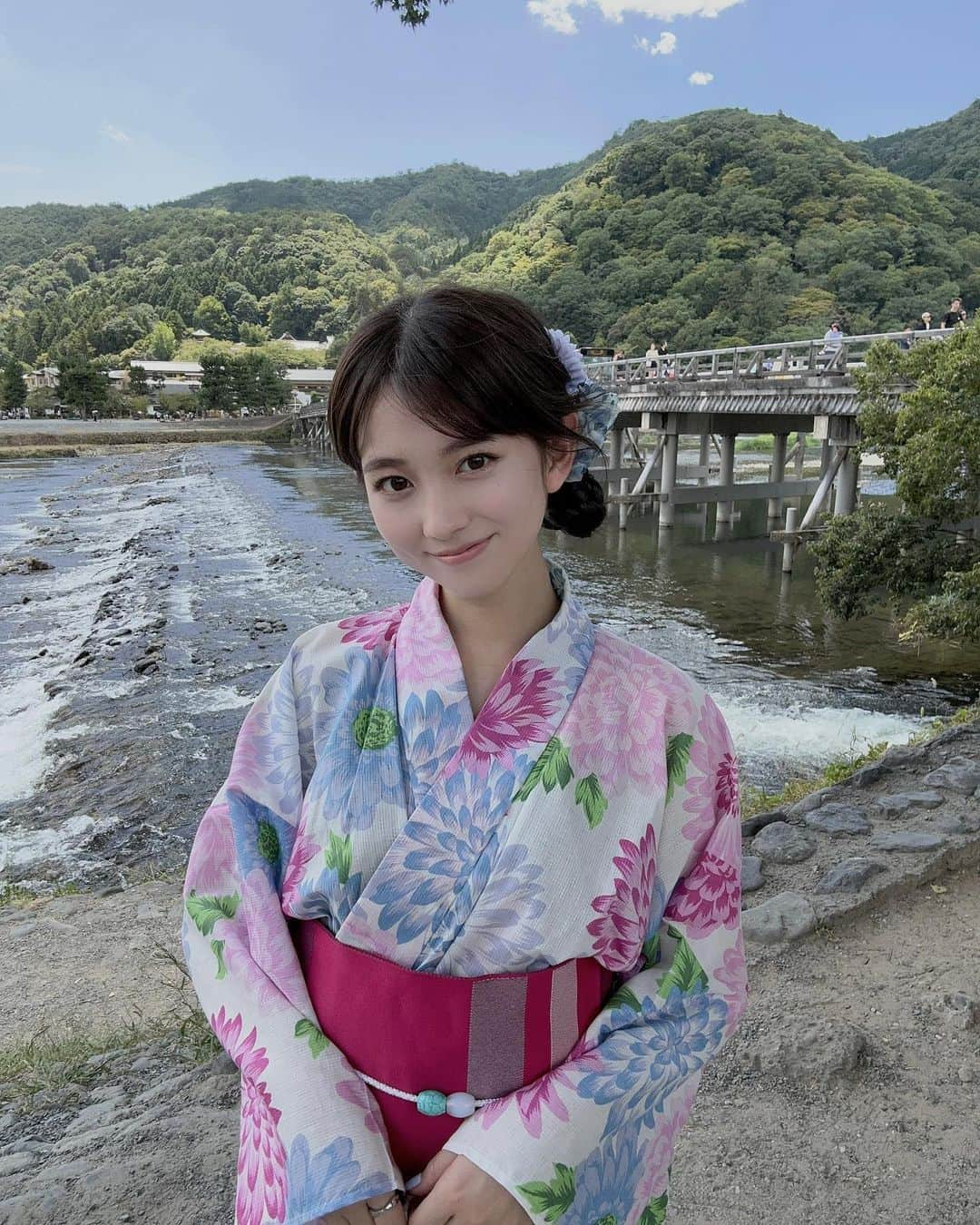 せきぐちりさのインスタグラム：「8月の京都で初めて行った嵐山🌊  半端ない暑さだったけど、渡月橋はとても印象に残ってます。浴衣も暑かったけど、この景色の写真が残せたので行ってよかったな💭 来年はどこで夏を過ごそうかな☀️🍉🌻  ‥‥‥‥‥‥‥‥‥‥‥‥‥‥‥‥‥‥‥‥‥‥‥‥  ルクセンブルク🇱🇺在住。19歳。 ヨーロッパの旅行写真もたくさん載せてるので是非みてね📸 @risa_s_lisa  配信アプリ『ミクチャ』で毎日23時ごろ から配信してます。 ※プロフィールのリンクからTikTok、X、ミクチャのフォローお願いします🤍  ‥‥‥‥‥‥‥‥‥‥‥‥‥‥‥‥‥‥‥‥‥‥‥‥ ･ ･ ･ ･ ･ ･」