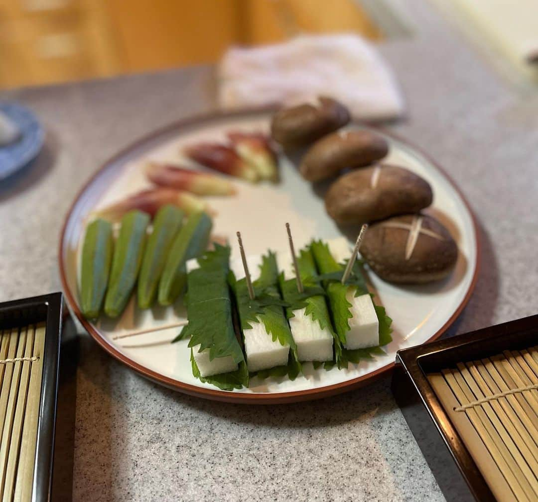 結城アンナさんのインスタグラム写真 - (結城アンナInstagram)「Dadiの長年の友人Kさんが天ぷら🍤&蕎麦を作りに来てくれた😍ごちそうさまでした❣️ Dadi's old time buddy Ksan came over to cook tenpura & soba for us🥰Truly delicious , gochisousamadeshita❣️  #蕎麦好き #ilovesoba #ilovetokyo #ilovejapan #日々の暮らし」9月27日 7時46分 - ayukihouse