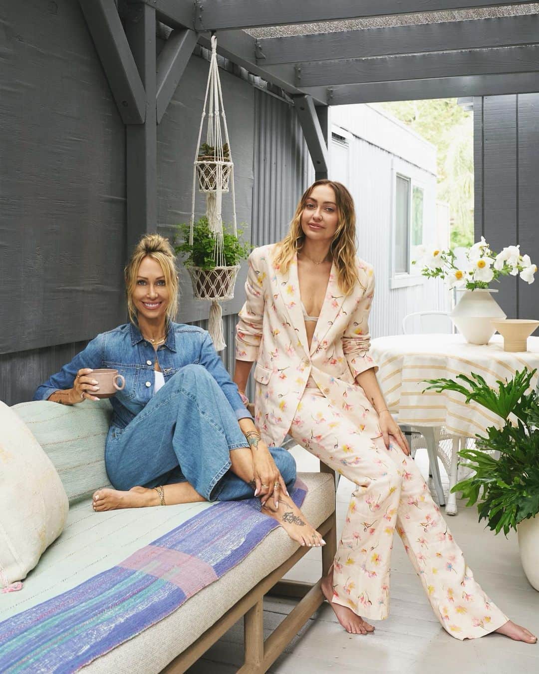 ブランディ・グレン・サイラスのインスタグラム：「Fun fact, I got my mom the plant hanger behind us when I was in Antibes this year! I love seeing it in her Malibu beach shack 🫶🏼」