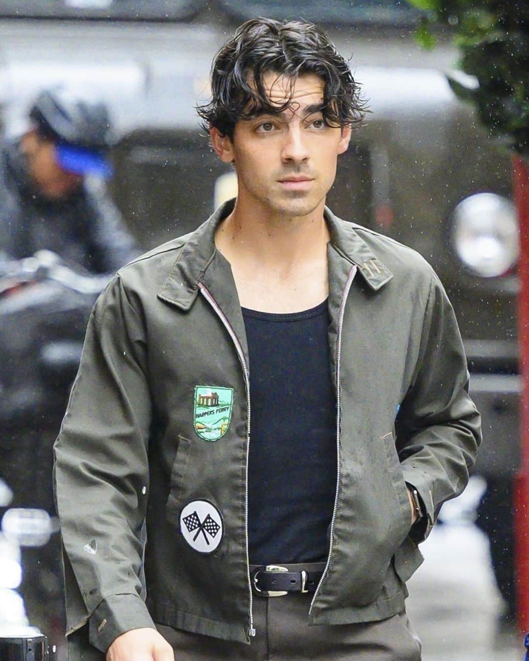 Just Jaredさんのインスタグラム写真 - (Just JaredInstagram)「Joe Jonas braves the rain in New York City as he steps out for lunch with fashion designer Richard Chai. Head to JustJared.com for more photos! #JoeJonas #RichardChai Photos: Backgrid」9月27日 7時49分 - justjared