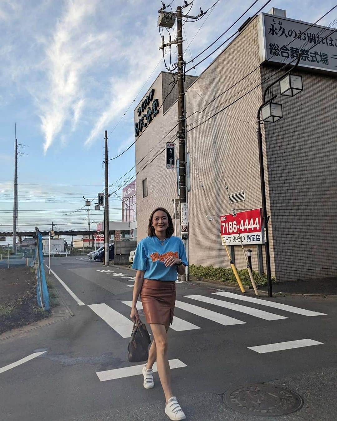 結子のインスタグラム：「🇯🇵🇯🇵🇯🇵 かれんが撮ってくれる写真がナチュラルで好き笑🩷 背景に看板も電線も色々映ってるけどそれも好き笑 半目も結構多い❤️笑 子供からの目線がかわいいな〜と思う。 Karen always takes 📷of me natural 🤣thanks my girl😂🩷 #親子#ママ#japan#motherhood  #真顔」