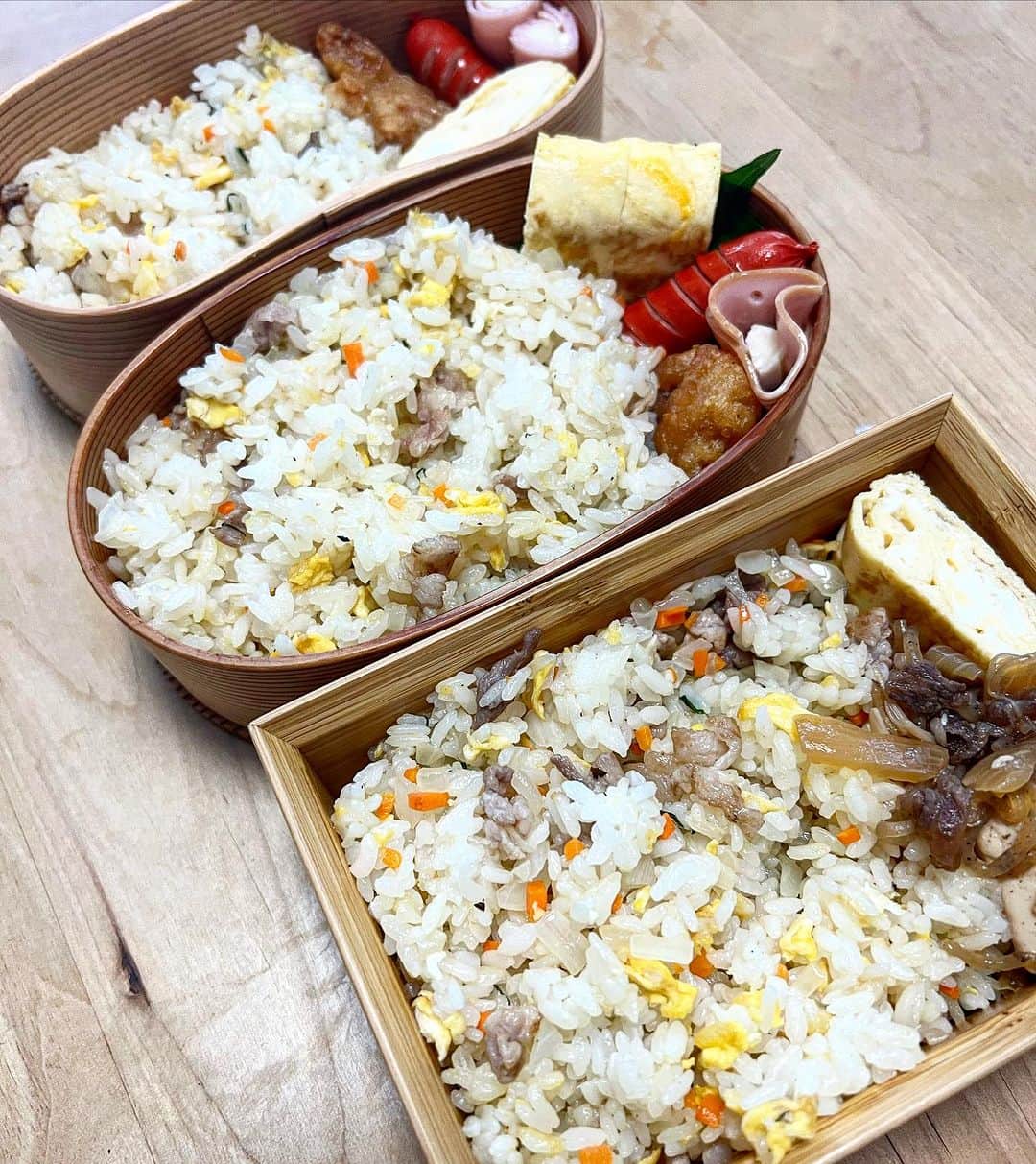 コシバKENのインスタグラム：「. 日常復帰です。  あっ。  入れようと思ってた徳之島のチャーシューみたいなん入れ忘れた…。  よし自分で食おうw  がんばってこー。  #お弁当 #パパ弁当 #もう見飽きた #チャーハン弁当  #こう見えて大葉が入ってる #あっさりして良い #おすすめ」