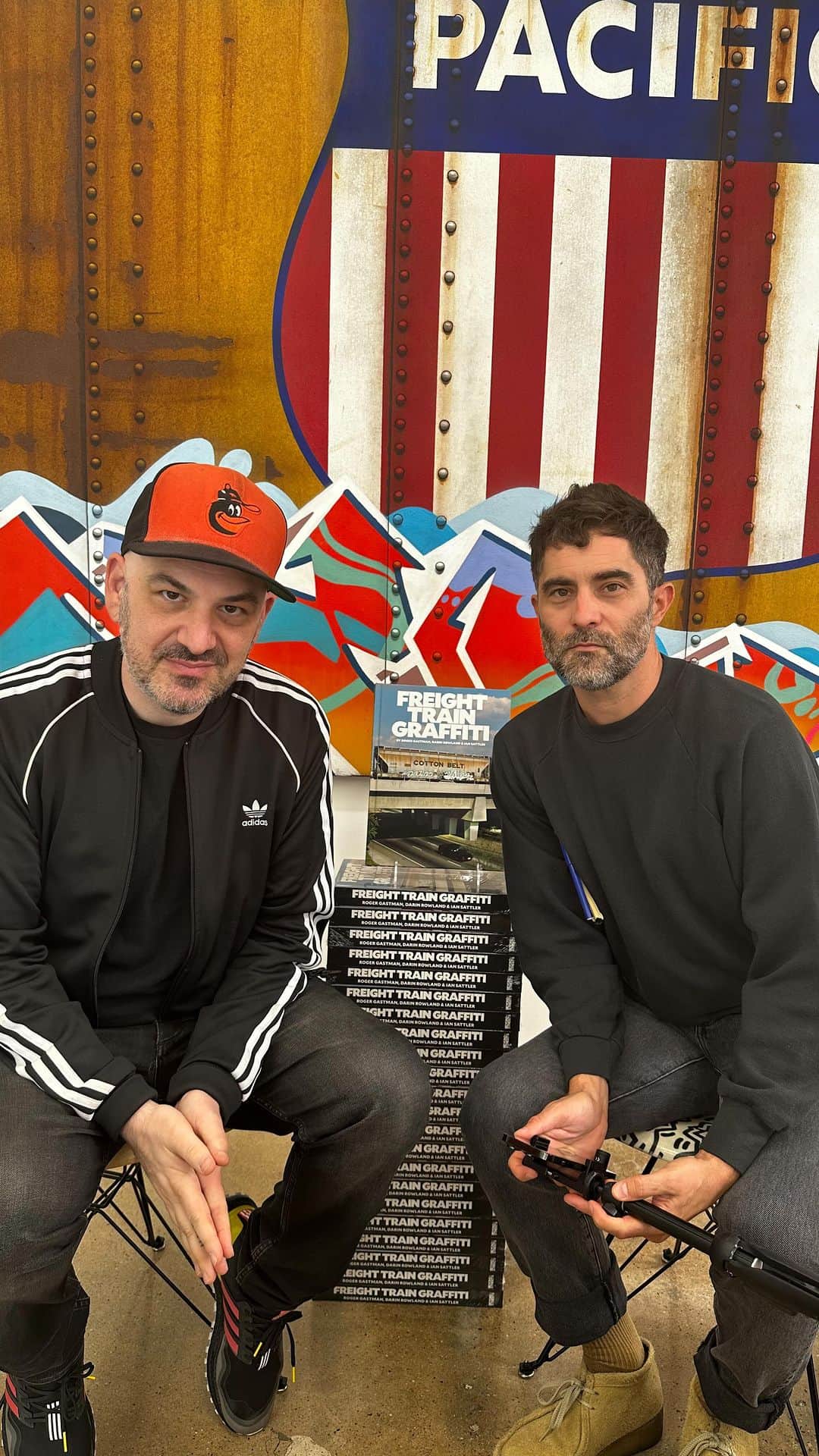 Juxtapoz Magazineのインスタグラム：「Evan Pricco from Juxtapoz Magazine and Roger Gastman from BEYOND THE STREETS talk all things Freight Train Graffiti + A special tour of the current shows on view and the BEYOND THE STREETS Gift Shop.   BEYOND THE STREETS is located at 434 N La Brea Ave, Los Angeles CA, 91201   BEYOND THE STREETS: @beyondthestreetsart  Roger Gastman: @rogergastman  Juxtapoz Magazine: @juxtapozmag  Evan Pricco: @epricco   #juxtapoz #freighttraingraffiti #beyondthestreets」