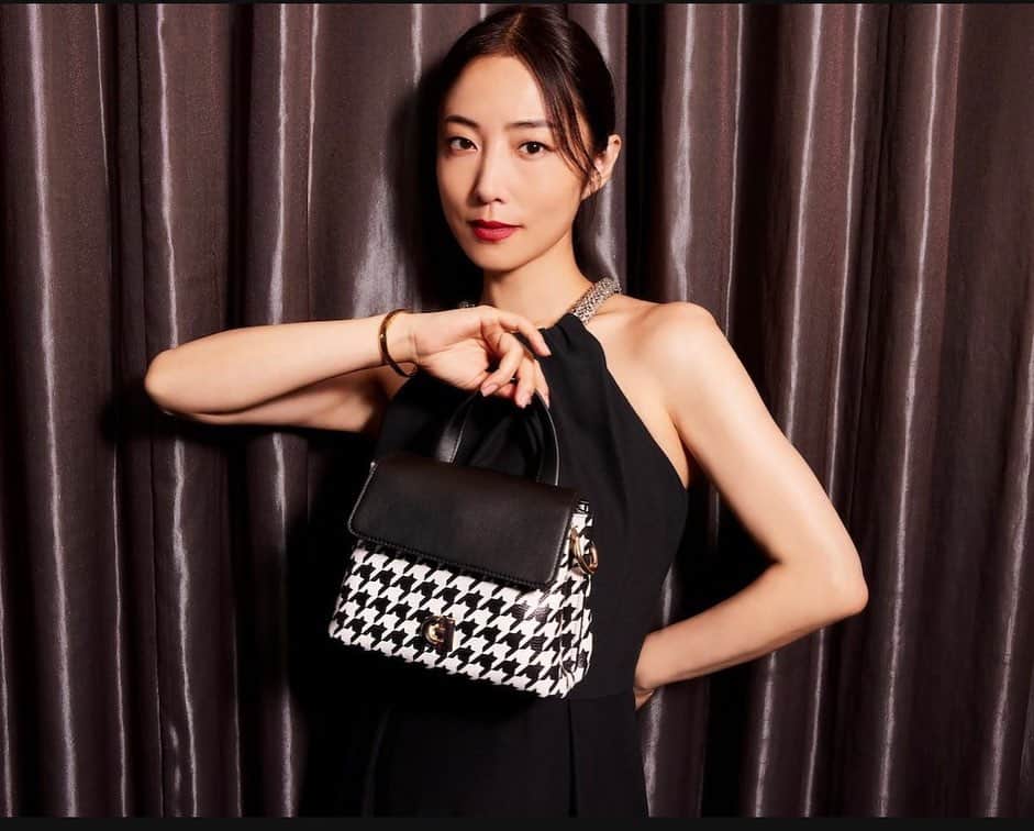 MEGUMIさんのインスタグラム写真 - (MEGUMIInstagram)「この度アメリカを代表する、 グローバル・パフォーマンス・ライフスタイル・ブランドの 「Cole Haan（コール ハーン）」 日本初のミューズに就任いたしました。  履きやすさや使い心地の良さから得られる安心感と、 身なりを整えることでモチベーションを高めてくれるスタイルの 両方を兼ね備えているブランド。  私も含め、忙しく働いていたり1日を通して 広範囲で動き回る現代の女性にとって、 とても大切でありがたい味方だと感じます。  今後の活動を通じて、コール ハーンの優れた実用性と 今シーズン登場する素敵な新作を 皆様にご紹介できることを楽しみにしています！  続々公開される秋冬コレクション、 ぜひチェックしてみてください。 @colehaanjapan  #ColeHaan #コールハーン #秋冬ファッション #秋冬シューズ  #秋冬バッグ」9月27日 8時01分 - megumi1818