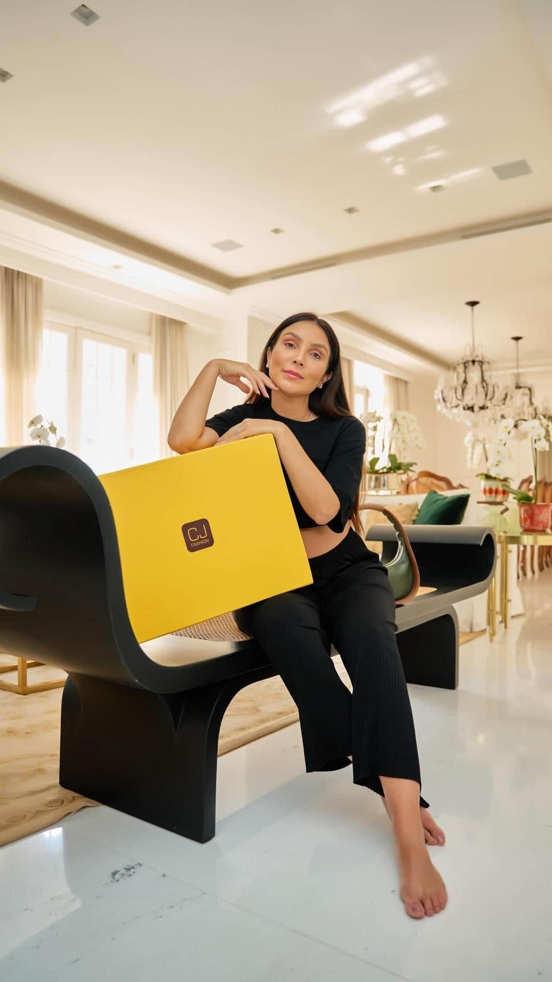 Lalá Noletoのインスタグラム：「@cjfashion está ainda melhor! O e-commerce que a gente ama agora com mais conteúdo, curadoria impecável e também um atendimento super personalizado. Escolheu seu produto? Não está encontrando e quer algo especial? A private shopper está pronta para te ajudar a encontrar e finalizar sua compra da melhor maneira possível. Tudo na facilidade do WhatsApp . Mais uma experiência exclusiva do #cjfashion」