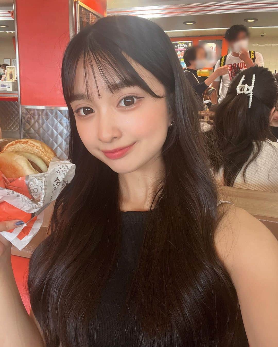 星野愛美のインスタグラム：「. A/W初めて食べた🍔 . . . . . . #シブサン　#shibu3project #モデル　#アイドル　#サロンモデル　#被写体　#ロングヘア　#05 #高校生　#jk #ljk #沖縄　#AW #セルフィー　#selfie #ootd #instagood #followｍe」