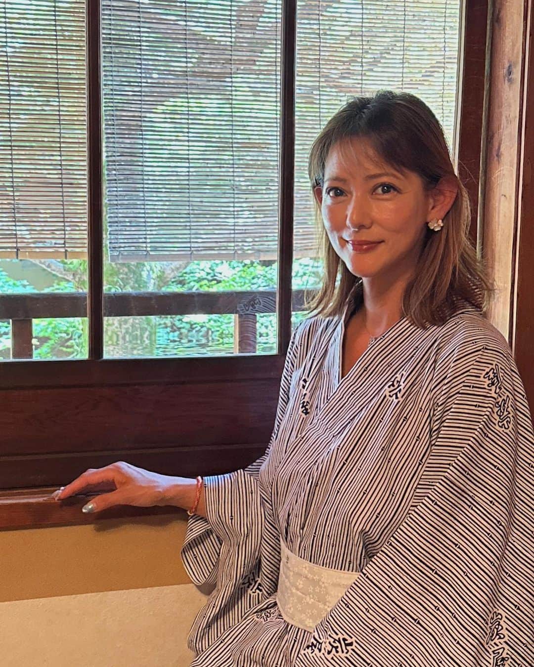 箕輪玖美さんのインスタグラム写真 - (箕輪玖美Instagram)「またまた所用で急遽京都へ🚄 ・ ・ シルバーウィーク中なので、泊まりたいところはどこも予約が取れず😓 京都の旅館御三家のうち、炭屋さんのみ空いていたので宿泊✨ ・ ・ 京都の旅館御三家なのでちょっと期待してたけど、お部屋に案内されてペッタンコの座布団をみた瞬間に嫌な予感が…💧俵屋や柊屋とは全てが並べられないかな… ・ ・ お客さんは私達以外は外国の方ばかりで、連休時に空きがあった理由が分かった気がする😅 ・ ・ リノベされた貸切風呂は凄く良かったので、なんだか諸々勿体ないなぁと感じた夜。。。  #京都 #旅館 #タビジョ #タビスタグラム #炭屋 #泊まってみないとわからない #京都が好き #箕輪玖美」9月27日 8時09分 - kumi.111