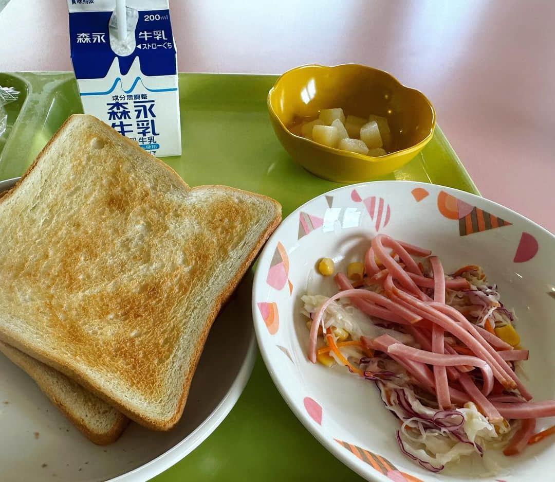 ハチミツ二郎さんのインスタグラム写真 - (ハチミツ二郎Instagram)「パンはバターも付かない。 サラダはウサギが食べるくらいの量。  早くシャバに戻って目玉焼きと納豆の朝ごはん食べたい。 バカヤロー。」9月27日 8時22分 - jirohachimitsu