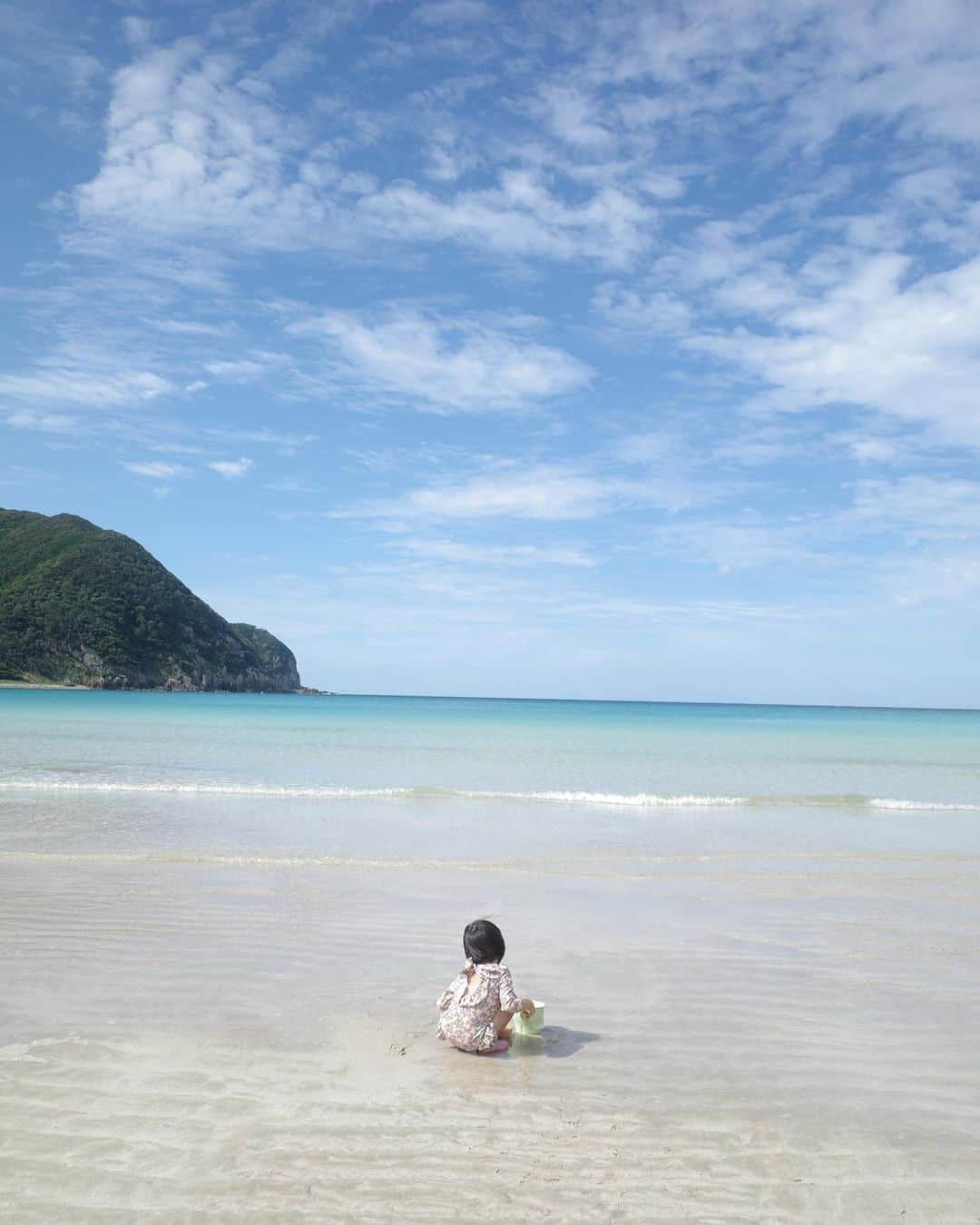 野村仁美さんのインスタグラム写真 - (野村仁美Instagram)「少し長めに5日程お休みをいただいて五島列島に行っておりました。  よく五島に旅をしている、あびちゃん　@remi.abiru_drawing 家族に何から何までプランニングしていただき案内してもらって🙏✨  それそれは美味しい食べ物をたくさん頂き、大自然に感動したり、歴史的建造物を廻ったり、泊まりたいホテルに泊まったり、会いたい人にも会えて五島列島の魅力を存分に味わわせて頂き、本当に最高の旅になりました🙏  ただ、五島列島を巡りその歴史の深さを感じることで、 リゾート地と浮かれ気分で廻るという気持ちより、 この限りなく透明で美しい海、山々、自然の壮大さ、この島に古くから根付いてきた信仰や伝統の深さに感動し言葉にならず、込み上げてくるものがありました…。 素晴らしかった。  旧友の　@lamarieedantan が五島列島で素敵なお店をしていると　@iamihsahakatiam に聞いて、このたび感動の再会ができたのも本当に嬉しかった！  羽田から福岡乗り換えで意外と近くて、是非多くの方に訪れてみて頂きたい場所です。  娘も相当楽しかったようで、今朝から、"五島楽しかった！また旅行いきたい！😭"とぐずぐず😂  また行こうね！ 泊まっていたホテルなど質問きたのでまたそれは投稿しようかな。」9月27日 8時22分 - hitominomura