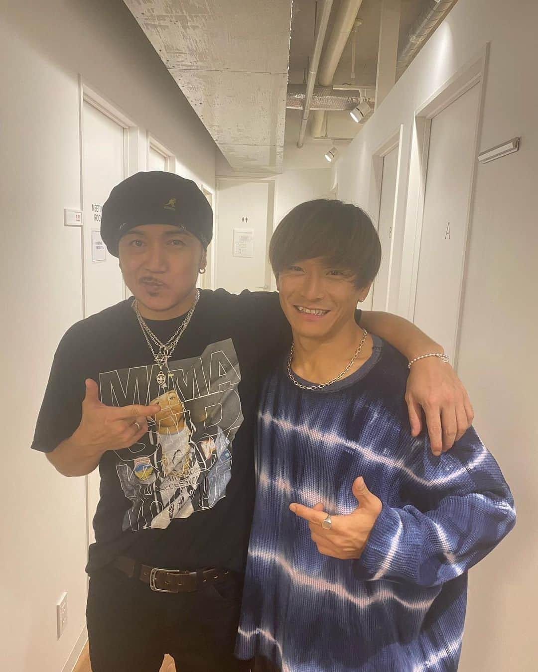 奥本健さんのインスタグラム写真 - (奥本健Instagram)「最近、良くLiveで一緒になる @ryuichi_dravil 当日、律儀に挨拶してくれた際に｢あっ！龍一さ、俺の最後の曲で出なよ｣｢え？‪あ、出ます‪𐤔良いンスか？‪𐤔𐤔‬｣そんなこんなで後輩を先輩パワーで乱用😂 龍一ありがとうね、優男  んでこの日は急遽(約4日前？‪だったはず)にお願いしたキーボーディストARIAちゃんとの初の2人編成 いやぁlilariaのGrooveよ 本当、凄い お陰で良い空間作れました！ ありがとう！ 田家も会場さんとのやり取りやアテンドとスペシャルPAあんがと でもLive頭の音、出なかったけどな😏  んで俺に馴染みの無い方もいらっしゃったはずなのに ｢ｵｯ?!｣つて 盛り上がってくれた皆さん最高 駆けつけてくれた皆さん最高 また16beatやりに来てさぁ  久々の渋谷区東 昔、ここら辺に住んでたんス LIFEも変わらずカレーパン美味そうだし 氷川神社も雰囲気変わらず ちゃっかり山頭火も行っときました🍜  DIVE綺麗な会場だったね 大谷さんブッキングありがとうでした(^^)   #ken_okumoto  #シブロジ  #shibuyadive   #musichasnoborders   #doravil  #渋谷区東  #良いところ  @tokyoshit さん 爆イケTシャツありがとうございます！」9月27日 8時14分 - ken_okumoto