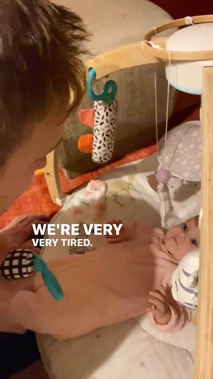 ターラのインスタグラム：「Trying to reason with a 4 month old 😅😅, the sleep regression has arrived 💣 😴 😪 💤  . . . . . . . #parenting #parenthood #motherhood #firstbaby #newborn #sleepregression #4monthsold #babygirl #momlife」