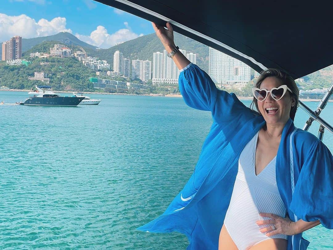 ココリボンのインスタグラム：「Hello Hong Kong 🇭🇰 It’s good to be back!   For details on our shopping soiree this Thursday see the link in bio or DM for details. Looking forward to seeing you then 💋  Swimsuits @sealevelaustralia  Coco Ribbon Cape Amarin linen Beach Wrap Robe  #cocoribbon #hongkong #shopping #hongkongharbour #sealevel #sealevelswim #fashion #soiree」
