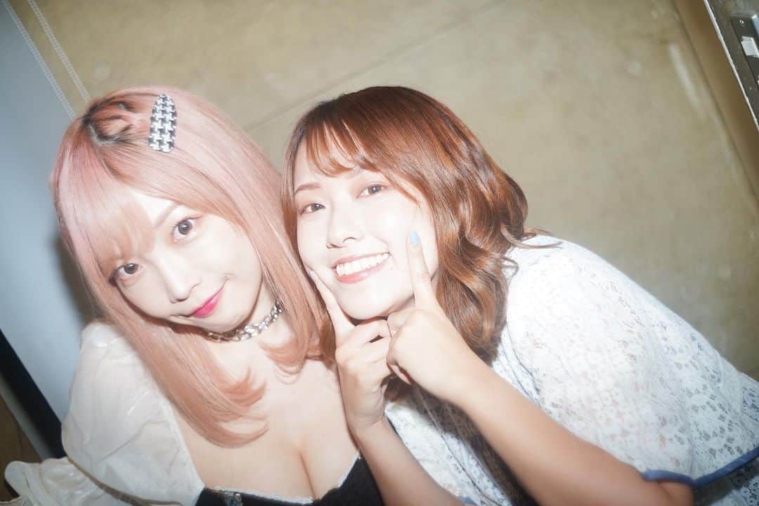 のインスタグラム：「ゆーやん&ENAとしてピンチヒッターでバンドライブやってきましたッ😭☺️💗 暗譜して歌えた自分を褒めるのだ〜🤤💖  そして緊急招集だったのにたくさん来てくれてほんっと嬉しかったですッ幸〜〜〜🫶💗  2023.9.26 六本木unravel-tokyo セットリスト ①Empty ②ライブドライブ ③404NotFound ④Orange」