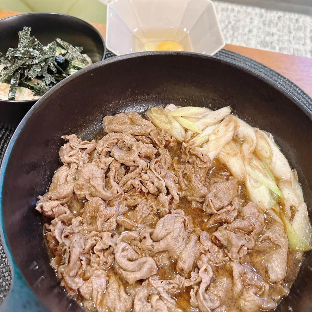 葉月里緒奈さんのインスタグラム写真 - (葉月里緒奈Instagram)「豚カルビ定食とすき煮セット。 ばらばらメニューの夕ご飯。 #おうちごはん #夕ご飯#豚カルビ定食#頂いた豚カルビソース#これ美味しい#ありがとうございます#すき焼き風煮 #フライパンからそのまま😆#rionahazuki」9月27日 8時25分 - riona_hazuki