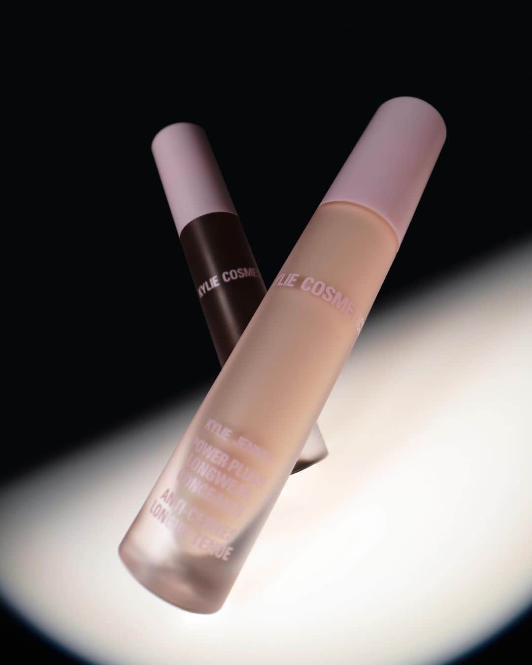 Kylie Cosmeticsさんのインスタグラム写真 - (Kylie CosmeticsInstagram)「our power plush longwear concealer launches tomorrow september 27 at 9am pst 🤍 we can't wait for you to try this formula we’ve spent 3 years working on!」9月27日 8時26分 - kyliecosmetics