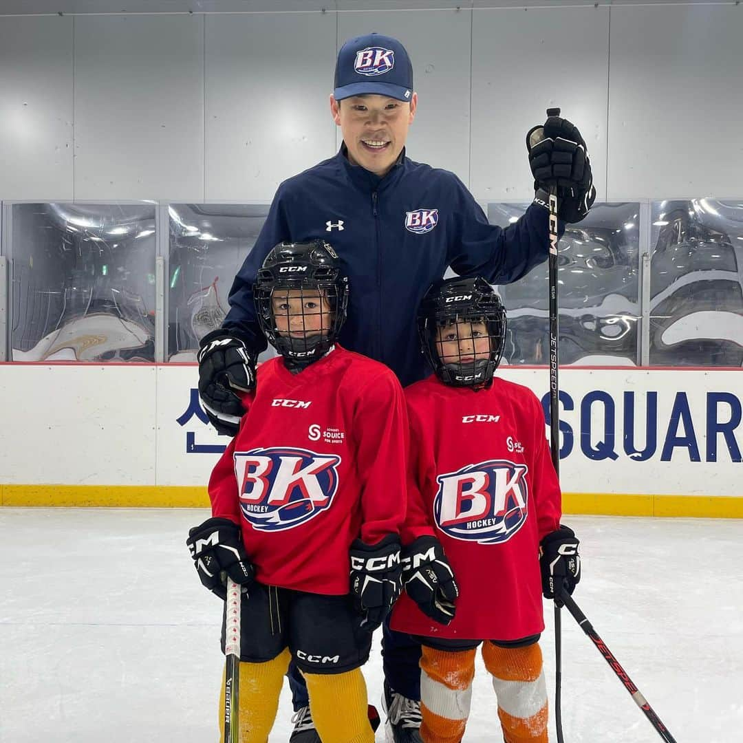 チョン・テオ（ウィリアム・ハミントン）のインスタグラム：「Thanks Steve, for always making hockey fun! See you in Canada for the summer 늘 재밌게 해주니 감사해요! 여름에 캐나다 다시 갈께요!」