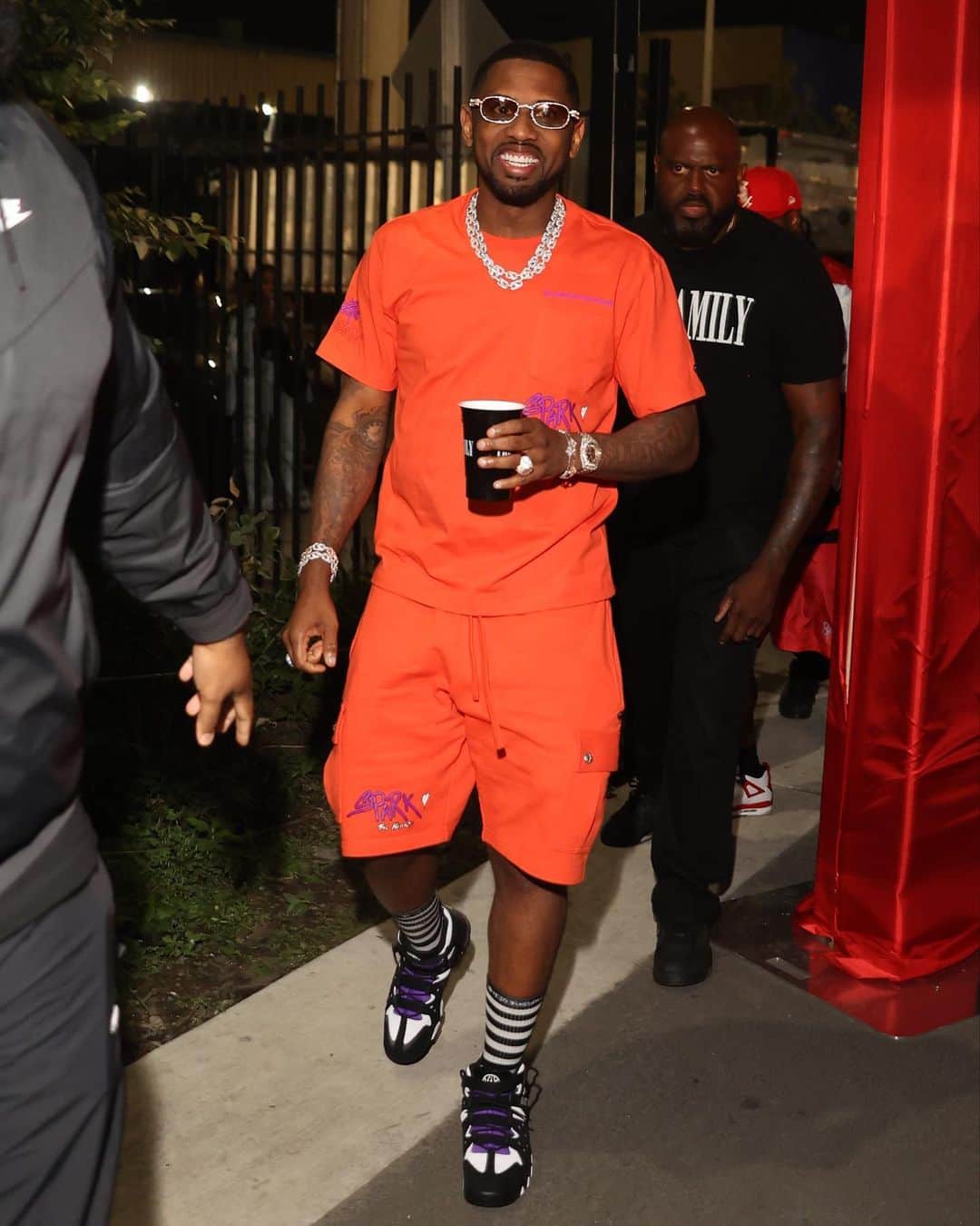 ファボラスのインスタグラム：「Look I ain’t grow up on Park Place Where I’m from it’s a dark place  Hard to look on the bright side, these skies be dark gray… In our case, get a Narc case in the P-A.. R-K Wasn’t tryna be Scarface, I just want the new Bark-lay’s…  #FESTOPIA」