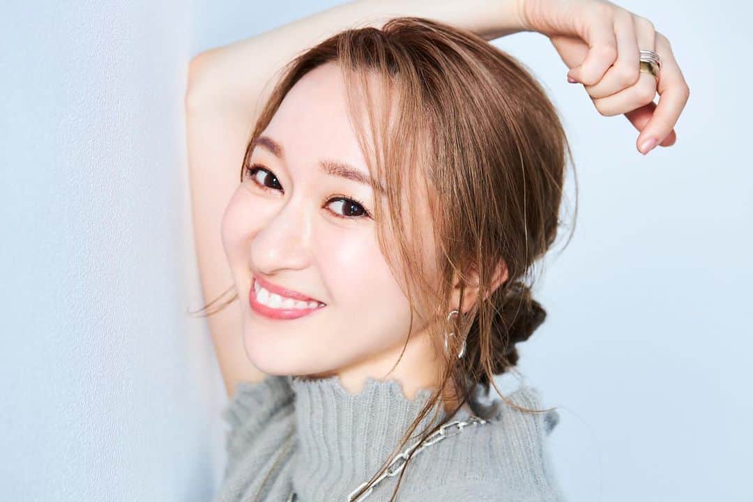 有沙瞳のインスタグラム：「おはよう御座います✨  先日は #飛龍つかさ #ディナーショー ありがとう御座いました💕  本当に幸せで 楽しくて温かくて お客様とこんなに近くで 一緒に過ごせて❤️ 嬉しかったです！！ そして このメンバーの一員に 入れて頂けて、、、 本当に感謝です🥲 ずっと笑ってた😆笑 全てが思い出です♡ また何かご縁があれば良いな🍀  そして 今日は#宝塚歌劇団 を卒業して#1か月 色々ありながらも、 あっという間に経ちました💦 これからも、色々な事に 挑戦したいなと✨  そして #美的 是非見てくださいっ💕 https://www.biteki.com/make-up/others/1732111」