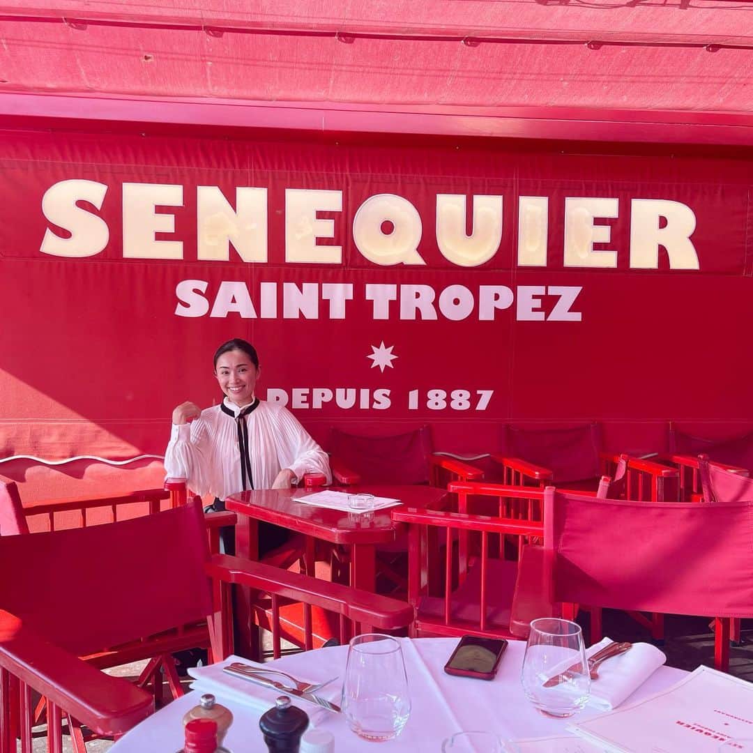 朝井麗華のインスタグラム：「南フランス／サントロペ 港で人気なカフェレストラン「Sénéquier」 @senequiersainttropez  カリカリタコ🐙美味しかった😋  ［サントロペ］ 世界のスターやセレブが夏を過ごしたり、別荘を持っていたり、自分の船で来たりする高級リゾート地「サントロペ」。 フランス人にとっては特別視する場所だけどアジア人観光客は少なめ（アクセスが陸路だと渋滞を避けられず大変）。 ブリジット・バルドーがサントロペに別荘を持っていたことから世界的に知られ人気になったんだそう。（ブリジット・バルドーは今でもサントロペに住んでいて、たくさんの動物たちと暮らしている）  [Port of Saint-Tropez]  Saint-Tropez is a luxury resort area where stars and celebrities from around the world spend their summers, own vacation homes, or come by their own ships. Although it is a special place for French people, there are not many Asian tourists (it is difficult to avoid traffic jams if you access it by land). It became famous and popular all over the world because Brigitte Bardot had a villa in Saint-Tropez. (Brigitte Bardot still lives in Saint-Tropez, where she lives with many animals.)  #sainttropez  #Sénéquier #senequier #senequiersttropez  #サントロペ #南仏 #南フランス #フランス #France」