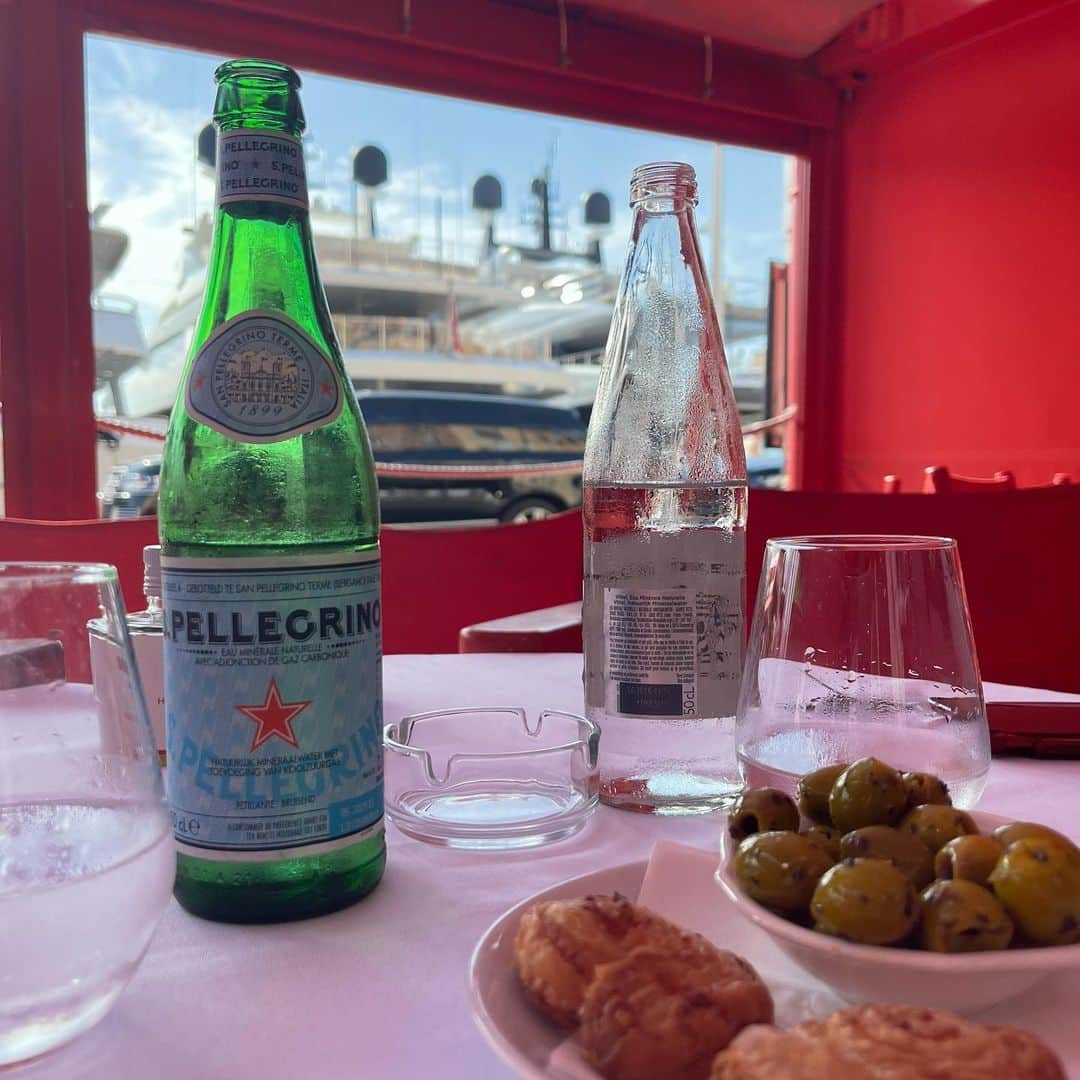 朝井麗華さんのインスタグラム写真 - (朝井麗華Instagram)「南フランス／サントロペ 港で人気なカフェレストラン「Sénéquier」 @senequiersainttropez  カリカリタコ🐙美味しかった😋  ［サントロペ］ 世界のスターやセレブが夏を過ごしたり、別荘を持っていたり、自分の船で来たりする高級リゾート地「サントロペ」。 フランス人にとっては特別視する場所だけどアジア人観光客は少なめ（アクセスが陸路だと渋滞を避けられず大変）。 ブリジット・バルドーがサントロペに別荘を持っていたことから世界的に知られ人気になったんだそう。（ブリジット・バルドーは今でもサントロペに住んでいて、たくさんの動物たちと暮らしている）  [Port of Saint-Tropez]  Saint-Tropez is a luxury resort area where stars and celebrities from around the world spend their summers, own vacation homes, or come by their own ships. Although it is a special place for French people, there are not many Asian tourists (it is difficult to avoid traffic jams if you access it by land). It became famous and popular all over the world because Brigitte Bardot had a villa in Saint-Tropez. (Brigitte Bardot still lives in Saint-Tropez, where she lives with many animals.)  #sainttropez  #Sénéquier #senequier #senequiersttropez  #サントロペ #南仏 #南フランス #フランス #France」9月27日 8時32分 - reikaasai