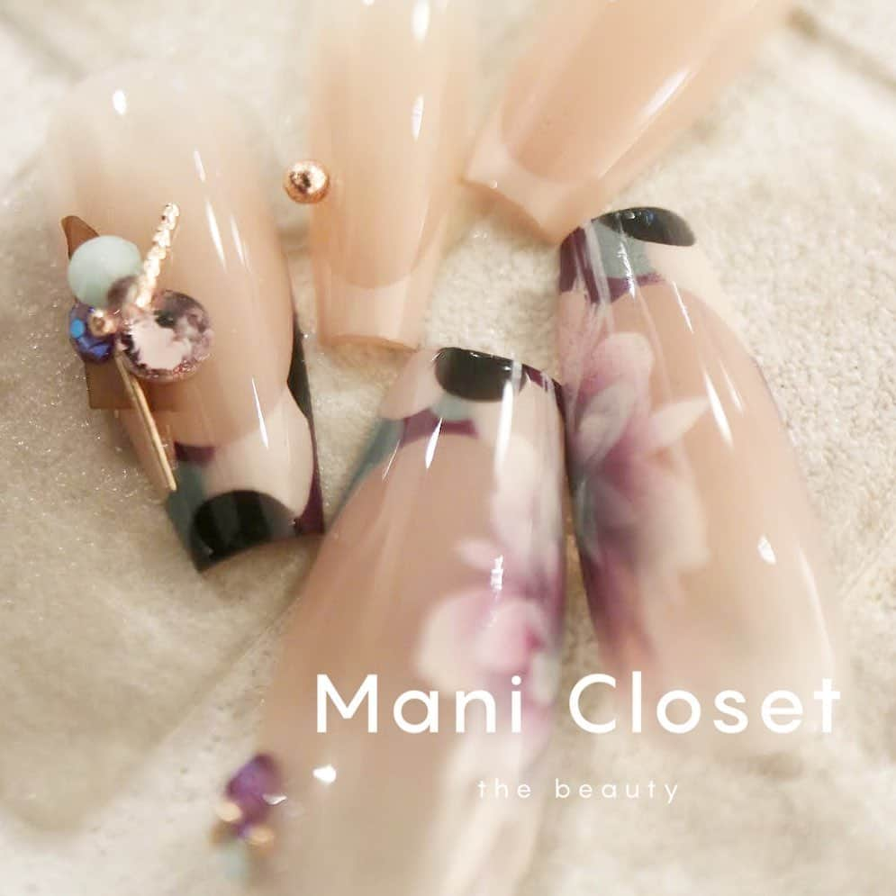 筒井のぞみのインスタグラム：「・ ・ Hello.  We are Mani Closet.   We will continue to deliver airbrush designs that will be loved by all airbrush users.  Let's all enjoy airbrushing🎧🎧  @manicloset_the_beauty   🫧🫧🫧🫧🫧🫧🫧🫧🫧🫧  #マニクローゼット #manicloset  #manicloset_the_beauty #シンプルネイル #長さ出し #エアブラシネイル #エアブラシアート #エアブラシ導入サロン #エアブラシ専門サロン #バーチャルフレンチ #美爪形成ネイル #大人ネイル #ワンホンネイル  🫧🫧🫧🫧🫧🫧🫧🫧🫧」