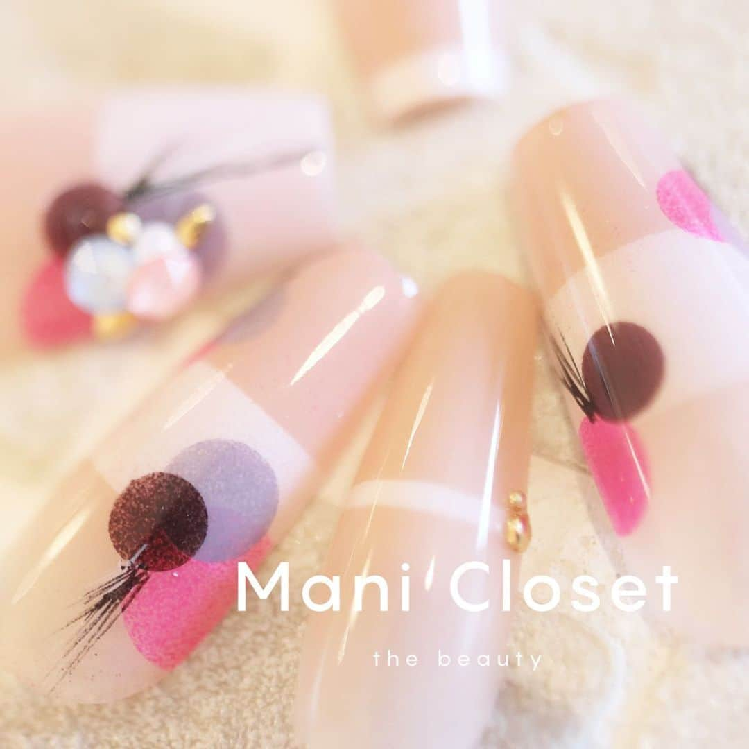 筒井のぞみのインスタグラム：「・ ・ Hello.  We are Mani Closet.   We will continue to deliver airbrush designs that will be loved by all airbrush users.  Let's all enjoy airbrushing🎧🎧  @manicloset_the_beauty   🫧🫧🫧🫧🫧🫧🫧🫧🫧🫧  #マニクローゼット #manicloset  #manicloset_the_beauty #シンプルネイル #長さ出し #エアブラシネイル #エアブラシアート #エアブラシ導入サロン #エアブラシ専門サロン #バーチャルフレンチ #美爪形成ネイル #大人ネイル #ワンホンネイル  🫧🫧🫧🫧🫧🫧🫧🫧🫧」