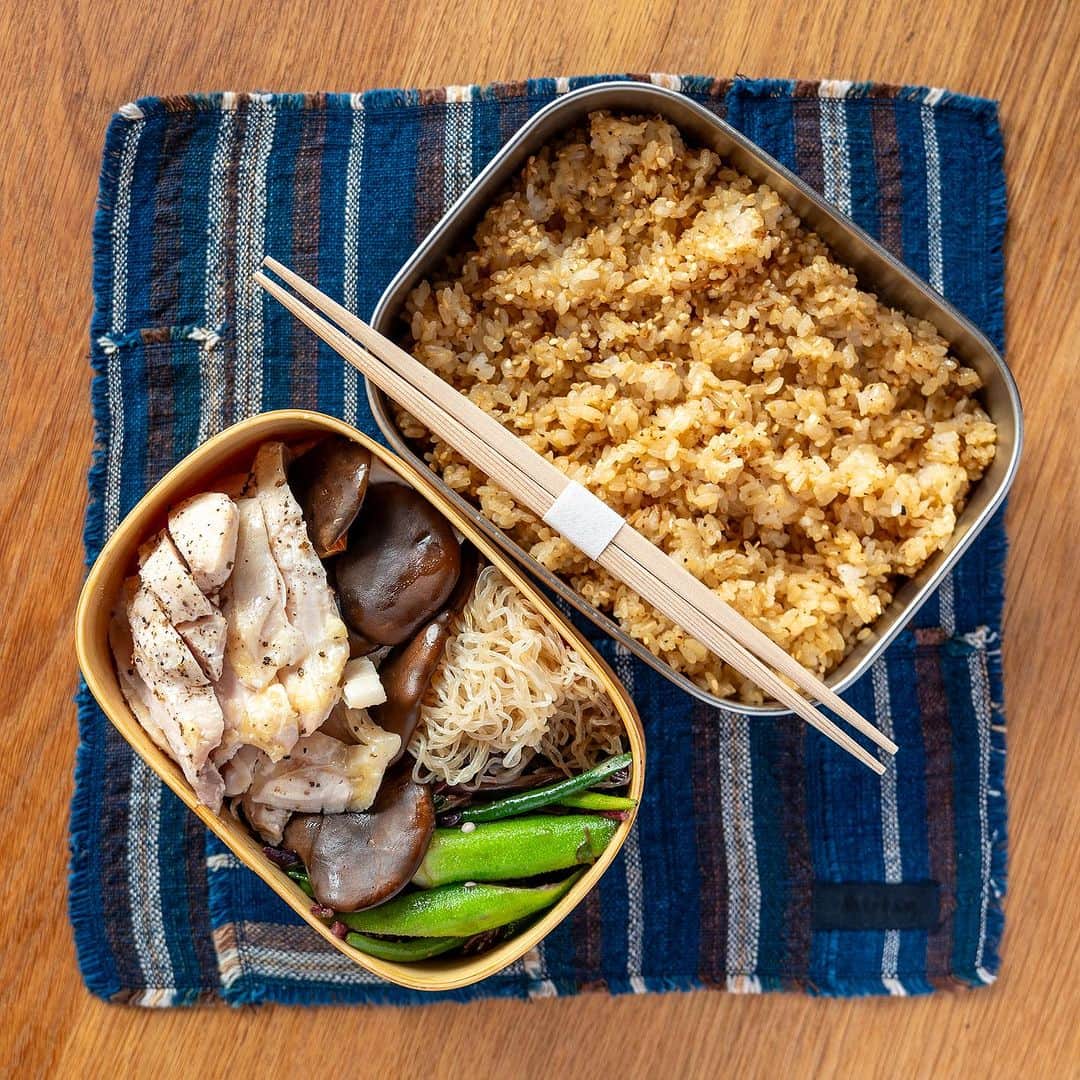 武井義明のインスタグラム：「Today’s bento.  低温調理の鶏胸肉、アワビタケの醤油煮、蒸し野菜のナムル、ピリ辛しらたき、ガーリックライス。  #leica_photos #leicaphoto #leicaphotography #leicasl #leicasl601 #foodphotography #foodphotographyandstyling #bento #lunchbox」