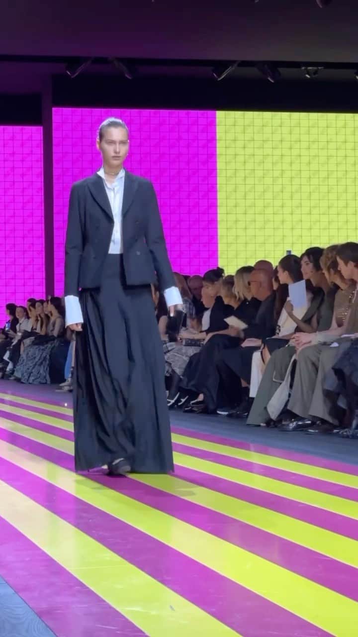 Vogue Australiaのインスタグラム：「#Dior’s bewitching Spring Summer 2024 show inspiration spanned from the Parisienne’s of 19th-century France to witches, exploring female stereotypes and the idea of transformation.」