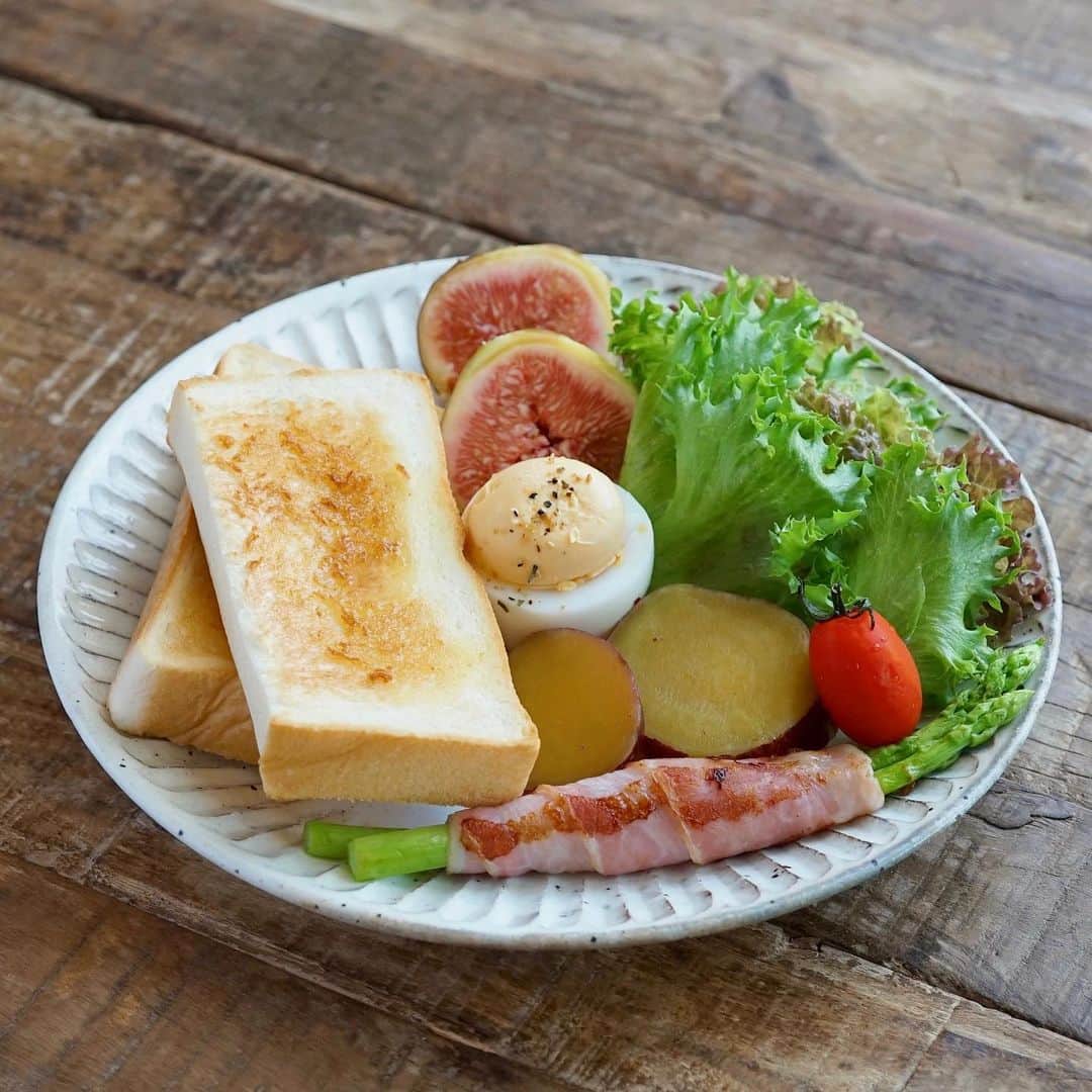 hirokoさんのインスタグラム写真 - (hirokoInstagram)「🌱2023.9.27（水）☀️ ✽.｡.:*・ﾟ #いつもの朝ごはん ⁡ あれっ？ 月曜日の朝と同じメニュー まぁ〜朝ごはんなんてこんなもんよね ⁡ フルーツはお決まりの「イチジク」 好きすぎて毎日食べても飽きない いつまで食べられるかな〜 ⁡ menu📝 ▪︎ トースト ▪︎ 茹でたまご ▪︎ アスパラベーコン ▪︎ さつまいものレモン煮 ▪︎ フルーツ（イチジク） ⁡ ⁡ ⁡ ........The end 🍴☕️ #hiroponの朝ごはん #hiroponのワンプレートごはん #朝ごはん #todaysbreakfast #朝ごパン #朝時間 #朝食 #モーニングプレート #breakfast #ワンプレート朝ごはん #パンのある暮らし #パン大好き #おうちごはん #おうちごはんLover #おうち時間 #フーディーテーブル #マカロニメイト #バランスの良い食事 #カフェ風モーニング #パンスタグラム #snapdish #macaroni #lin_stagrammer #locari_kitchen ・」9月27日 8時42分 - hiropon0201