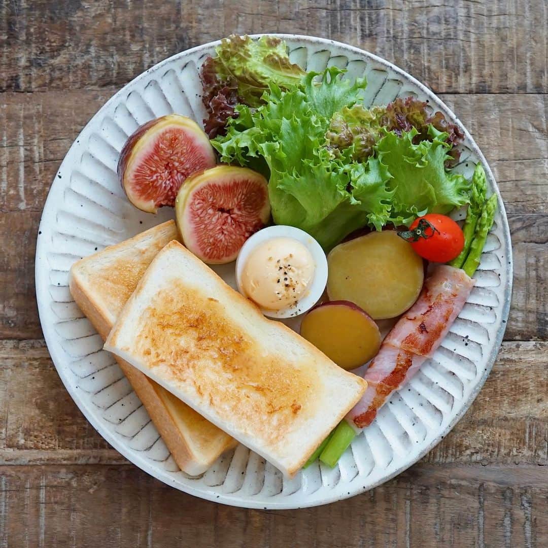 hirokoのインスタグラム：「🌱2023.9.27（水）☀️ ✽.｡.:*・ﾟ #いつもの朝ごはん ⁡ あれっ？ 月曜日の朝と同じメニュー まぁ〜朝ごはんなんてこんなもんよね ⁡ フルーツはお決まりの「イチジク」 好きすぎて毎日食べても飽きない いつまで食べられるかな〜 ⁡ menu📝 ▪︎ トースト ▪︎ 茹でたまご ▪︎ アスパラベーコン ▪︎ さつまいものレモン煮 ▪︎ フルーツ（イチジク） ⁡ ⁡ ⁡ ........The end 🍴☕️ #hiroponの朝ごはん #hiroponのワンプレートごはん #朝ごはん #todaysbreakfast #朝ごパン #朝時間 #朝食 #モーニングプレート #breakfast #ワンプレート朝ごはん #パンのある暮らし #パン大好き #おうちごはん #おうちごはんLover #おうち時間 #フーディーテーブル #マカロニメイト #バランスの良い食事 #カフェ風モーニング #パンスタグラム #snapdish #macaroni #lin_stagrammer #locari_kitchen ・」