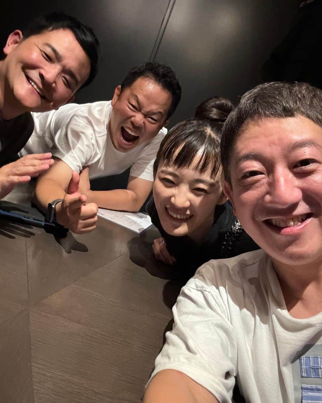 津田篤宏さんのインスタグラム写真 - (津田篤宏Instagram)「遅ればせながら高橋さんの結婚のお祝いの会をさせてもらいました！超お似合い！久々で楽しかったです！帰りノブさんに乗せてもらってノブさんのマンションの前まで行った、、、昔はよく差し歯が抜けてそれを匂いで、くせぇくせぇ言うてたノブさんが！ 酔いが覚めたよ。自分のマンションに帰るのが嫌になったよ」9月27日 8時43分 - ggoigoisu