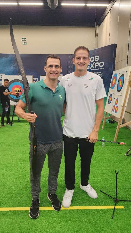 のインスタグラム：「Assistam até o final e me digam se não sou uma ameaça ao N1 do mundo @disparadalmeida 😂  Segunda estive na @cob_expo e encontrei O CARA do Tiro com Arco! O Marcão é Campeão do Mundo e número 1 no ranking! Ele ainda foi humilde e me ensinou a atirar 🎯   Agora é minha vez de levá-lo pra nadar. Quem quer ver o Marcus nadando 400m borboleta? 🤣🤝🏼」
