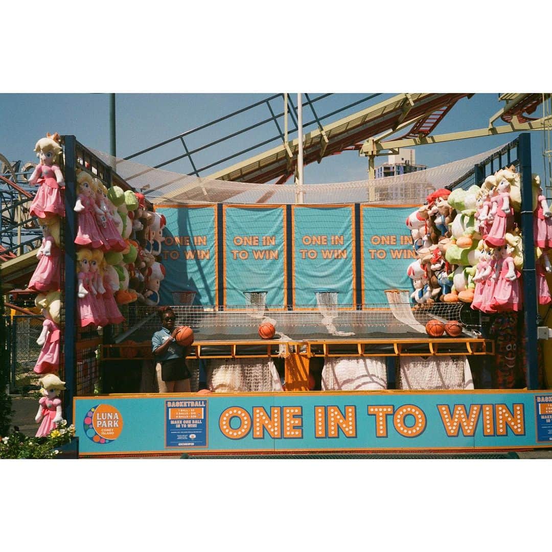 ペ・ジョンナムさんのインスタグラム写真 - (ペ・ジョンナムInstagram)「coney island film photo(3) 🥳🎡🎢🎠🎟️🌈🎪🤹🏻🚀 #filmphotography #rollei35 #노보정노필터 #배작가」9月27日 8時52分 - jungnam_bae