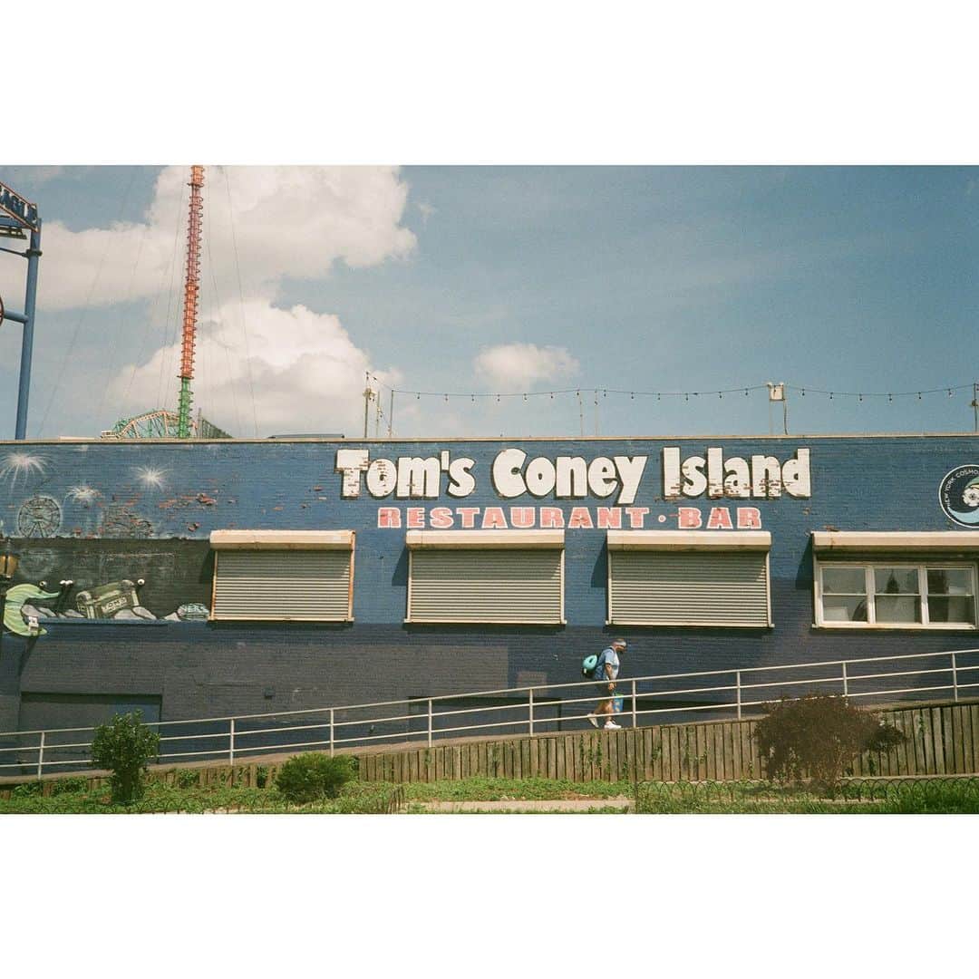 ペ・ジョンナムのインスタグラム：「coney island film photo(3) 🥳🎡🎢🎠🎟️🌈🎪🤹🏻🚀 #filmphotography #rollei35 #노보정노필터 #배작가」