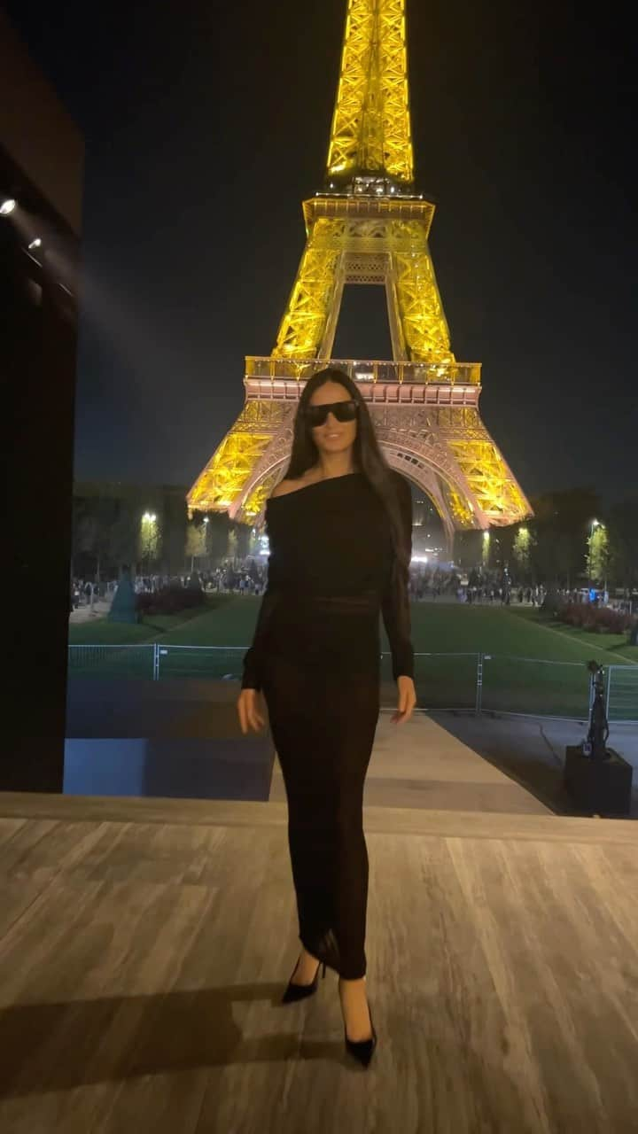 ブラッド・ゴレスキーのインスタグラム：「The divine @demimoore in @ysl by @anthonyvaccarello at the show in Paris this evening styled by me! 🖤🇫🇷」