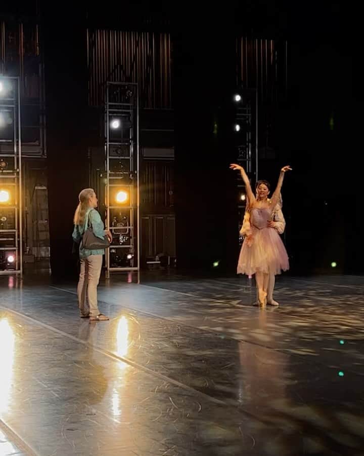 のインスタグラム：「What a magical weekend! The Arpino Centennial Celebration was absolutely sensational! I feel incredibly lucky to have had the opportunity to perform L'Air d'Esprit. Huge thanks to Tina LeBlanc for her amazing coaching and support and to @way8way for jumping in and learning a brand new piece just 3 days before the departure 🙏   アルピーノセレブレーションガラ無事に終了。直前に色々がありましたが、そう言う時こそなぜか上手くいく。ありがたい。コーチングして下さったサンフランシスコバレエのティナにも感謝です。   #ArpinoCentennial #DanceMagic #Grateful #ballet #ballerina #ballerinalife #chicago #travellife #gala #stage #バレエ　#バレリーナ　#舞台　#感謝」