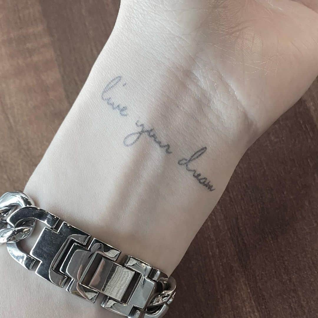 ガヨン のインスタグラム：「𝐿𝒾𝓋𝑒 𝓎𝑜𝓊𝓇 𝒹𝓇𝑒𝒶𝓂   나 타투했어..  ..는 거짓말이고 세라언니가 카이오빠랑 나한테 타투스티커 붙여줌 ㅋㅋㅋㅋㅋㅋㅋ 나를 너무나 잘 아는 지인들은 내가 스토리 올리자마자 바로, 볼펜이지? 판박이지? ..속이고 싶었는데 안 믿네 ^_^; 타투 레터링 예쁘고 정말 새로운 경험이긴한데 난 정말 타투할 생각이 0.01도 없어- 책과 노트에 낙서하는것도 싫어하는데 내 몸에 지워지지 않는 낙서라니.. 깔끔쟁이는 극혐할 일.. 일주일만 체험해봐야지..  언제나 멋있는 우리 언니랑 오빠 :) 막둥이 쫑알쫑알 이야기는 다 들어주지만  생각의 길 자체가 다른 우리들🤭 각각 캐릭터도 달라서 만날 때마다 정말 웃기고 재밌다! 하지만 그럼에도 우리들 사이엔 교집합이 있다- 오래오래 보고싶은 따뜻한 우리 언니 오빠,,  내가 많이 사랑해요-🫶🏻  #UOK」