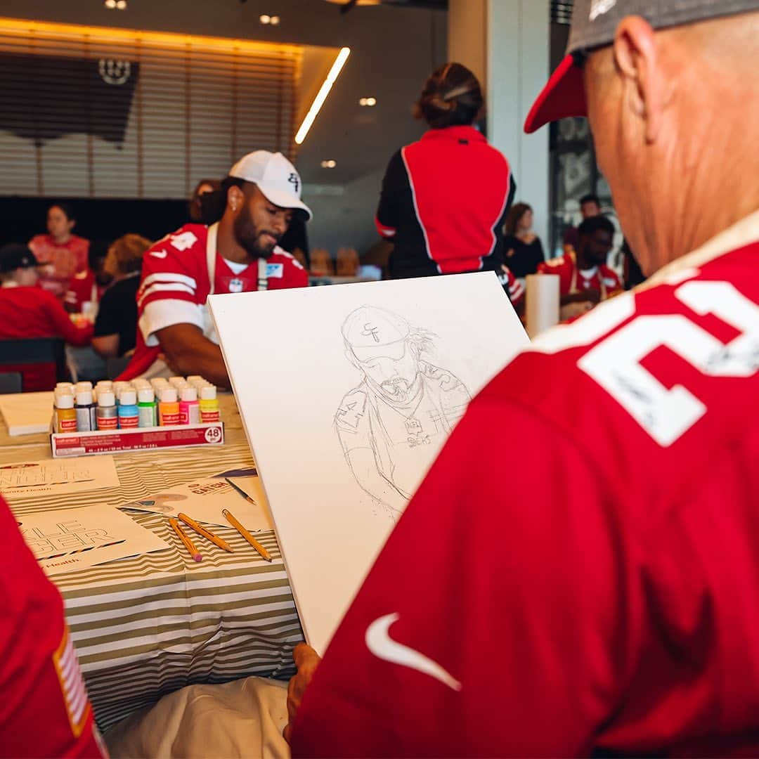 サンフランシスコ・フォーティナイナーズのインスタグラム：「Players and cancer warriors came together for a #CrucialCatch art therapy event 🎨  Keep an eye out for their inspiring pieces of artwork reflected across our digital and social channels leading up to #AZvsSF!」