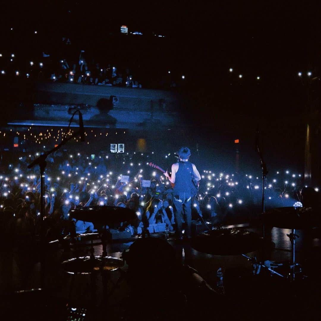 ジョニー・オーランドのインスタグラム：「Insane as always <3 thank you Montreal 🦋」