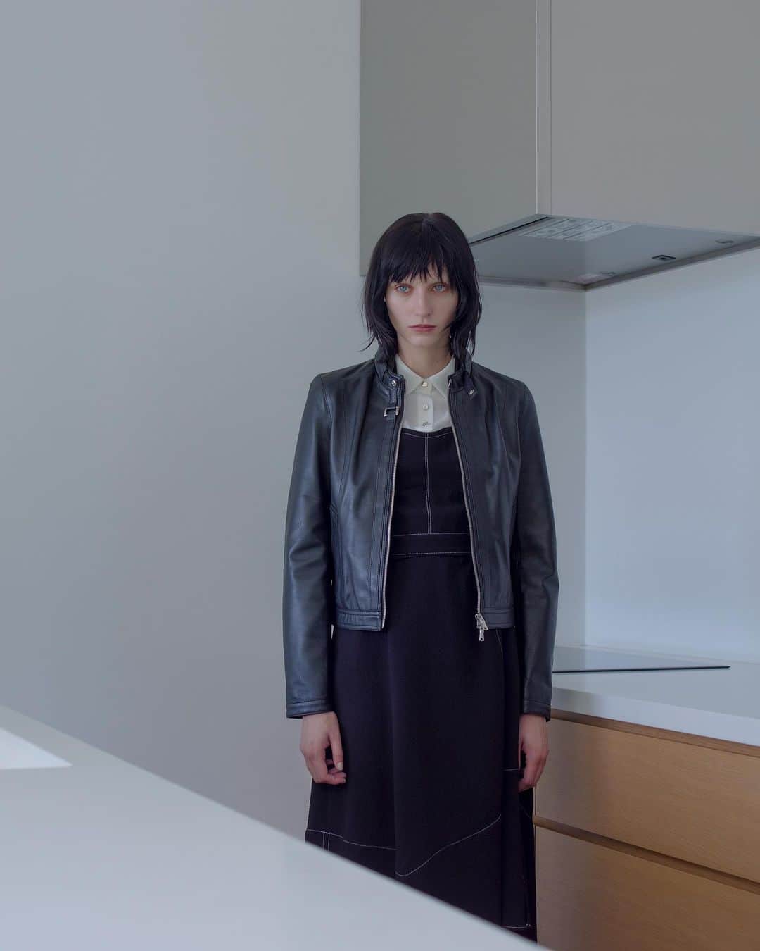 LOVELESS/GUILD PRIME 公式アカウントのインスタグラム：「『 LOVELESS 』  LOVELESS 2023 AUTUMN MEN&WOMEN  今季より、LOVELESSはブランドコンセプトをアップデート。独自性のあるデザインはそのままに、端正かつ高揚感を感じられるスタイルを改めて提案、提供していく。最新コレクションでは「ブリティッシュ」「ミリタリー」を再解釈。今の時代性を捉え、モダンに切り取ったイメージビジュアルと共にお届けする。  プロフィールURL内「FEATURE」でLOOKをご覧いただけます。  Blouson / LOVELESS ￥88,000 (62F-20-223-09) Dress / LOVELESS ￥37,400 (62J-45-223-09)  Photo_Kiyotaka Hamamura @kiyotakahamamura  Styling_Hayato Takada @hayato_takada  Hair_ Hayate Maeda @hayatemaeda  Make-up_ Tamayo Yamamoto @tamayoyamamoto  Model_ Harry Browse @harry_browse ,Hannah Vincent @vincent.han.gogh  Edit_Shunta Suzuki（Rhino inc.） @shunta_suzuki」