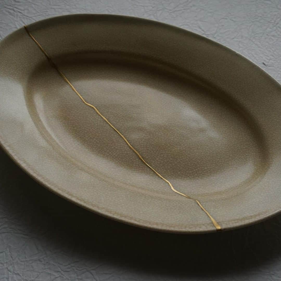 TODAY'S SPECIALのインスタグラム：「<WORKSHOP>  Golden Joinery 大脇京子さんの Oneday金継ぎワークショップ  鎌倉で金継ぎアーティストとして活動されている大脇京子さんを講師にお招きし、金継ぎのワークショップを開催します。  今回は１日で出来る「One day Kintsugi」と題して、気軽にお直し出来るような金継ぎの方法をお教え頂きます。  普段使っていた大切な器をご自身の手でよみがらせてみませんか。  *お一人様3点ほどまで 　（破損状況によってはお時間内に完成できない場合もございます） *1センチ程度の小さな欠け・ヒビ 　割れたものについては3パーツほどのものに限ります 　（初めての方や不安な方は事前にお写真を確認させていただきますのでお申しつけください。) *割れ物を扱うため、お子様のご同伴はご遠慮いただいております *ガラスは不可 *仕上げの材料は真鍮、本金、漆仕上げ(カラフルな色漆があります)よりお選び頂けます。 (本金の場合のみ追加料金2000円～5000円程度頂いております)  ■ Jiyugaoka 日時： ①2023年10月2日 (月) 11時30分 ～ 13時30分 ②2023年10月2日 (月) 14時30分 ～ 16時30分 場所：自由が丘店 定員：各回6名 参加費：5,500円  ■Hibiya 日時： ①10月16日(月)　①14時00分～16時00分 ②10月16日(月)　②17時30分～19時30分 場所：日比谷店 定員：各回4名 参加費：5,500円  *ご予約・お申込みはpeatixからご予約ください。 →@cibone_ts 　 #todaysspecial #トゥデイズスペシャル #ワークショップ #金継ぎ #お直し #うつわ #東京ミッドタウン日比谷」